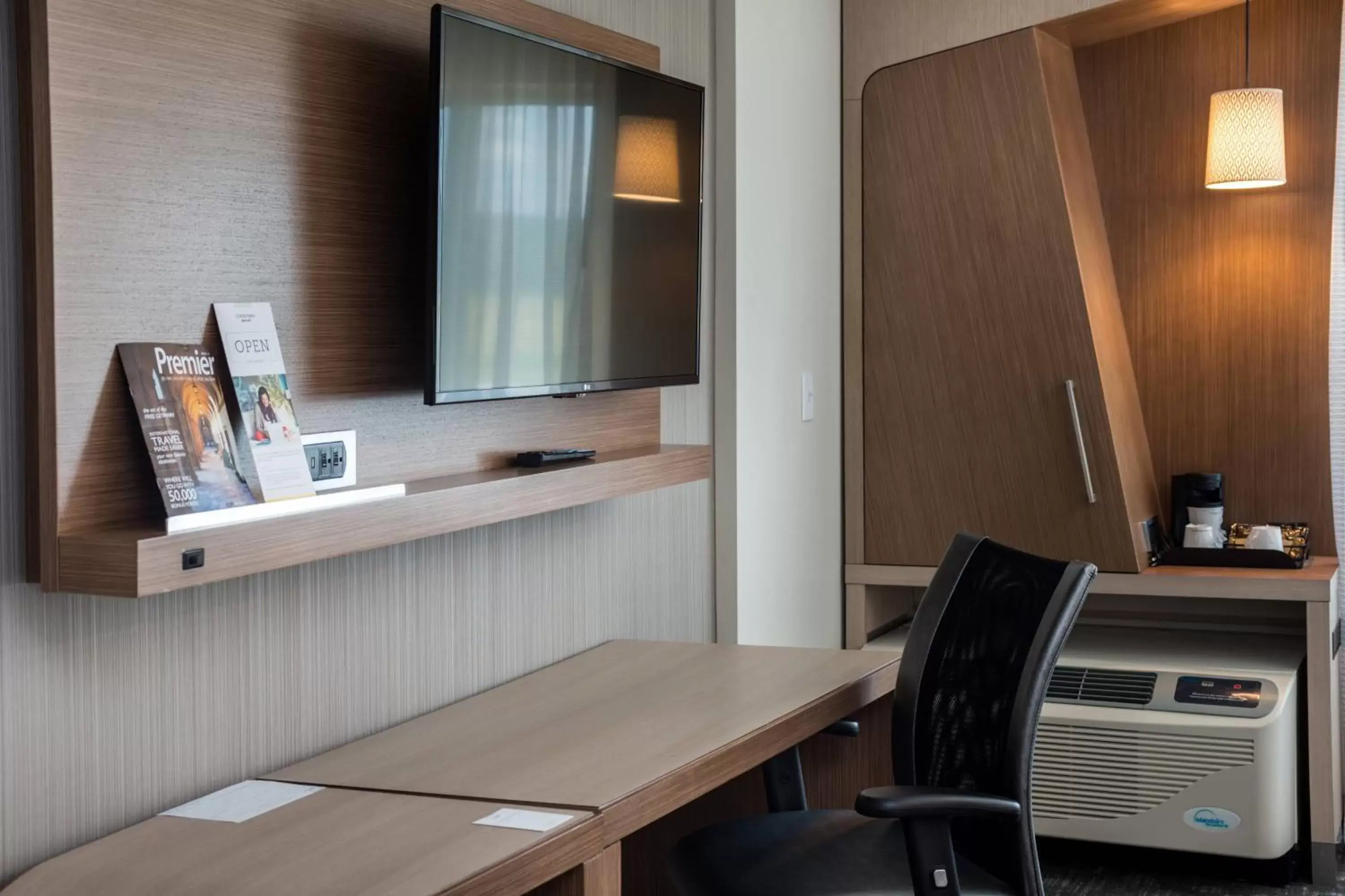 Photo of the whole room, TV/Entertainment Center in Courtyard by Marriott Elmira Horseheads