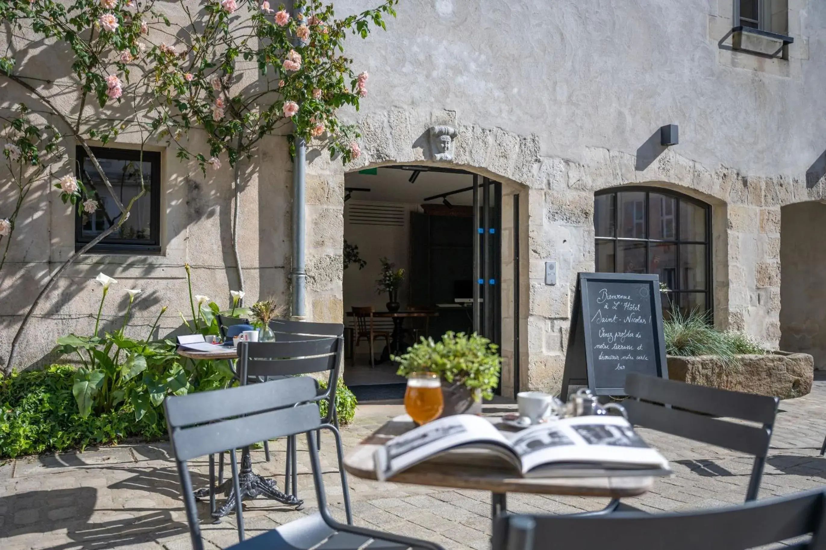 Patio in Hôtel Saint Nicolas