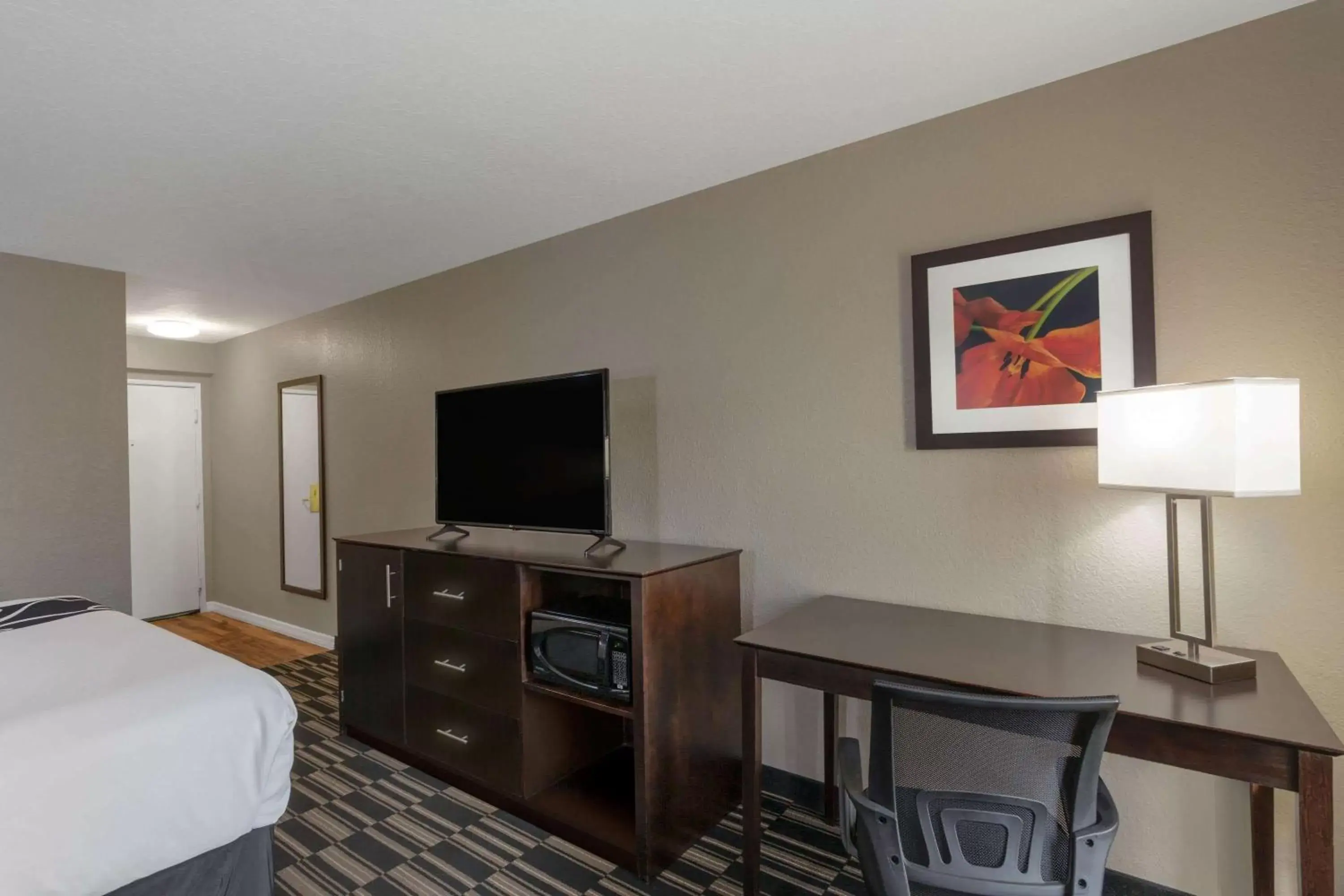 Photo of the whole room, TV/Entertainment Center in La Quinta by Wyndham Orlando Universal area