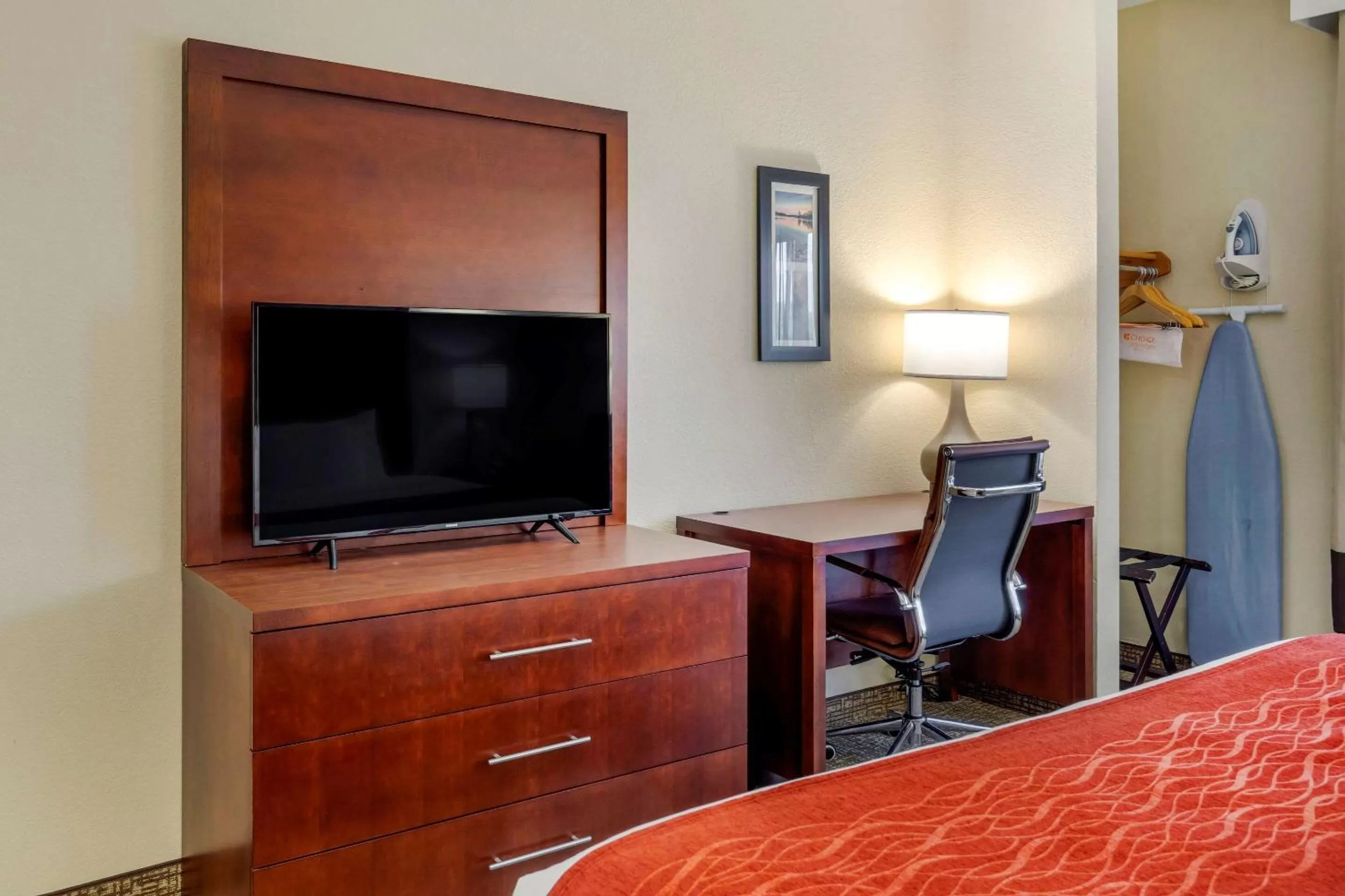 Photo of the whole room, Bed in comfort & inn Suites