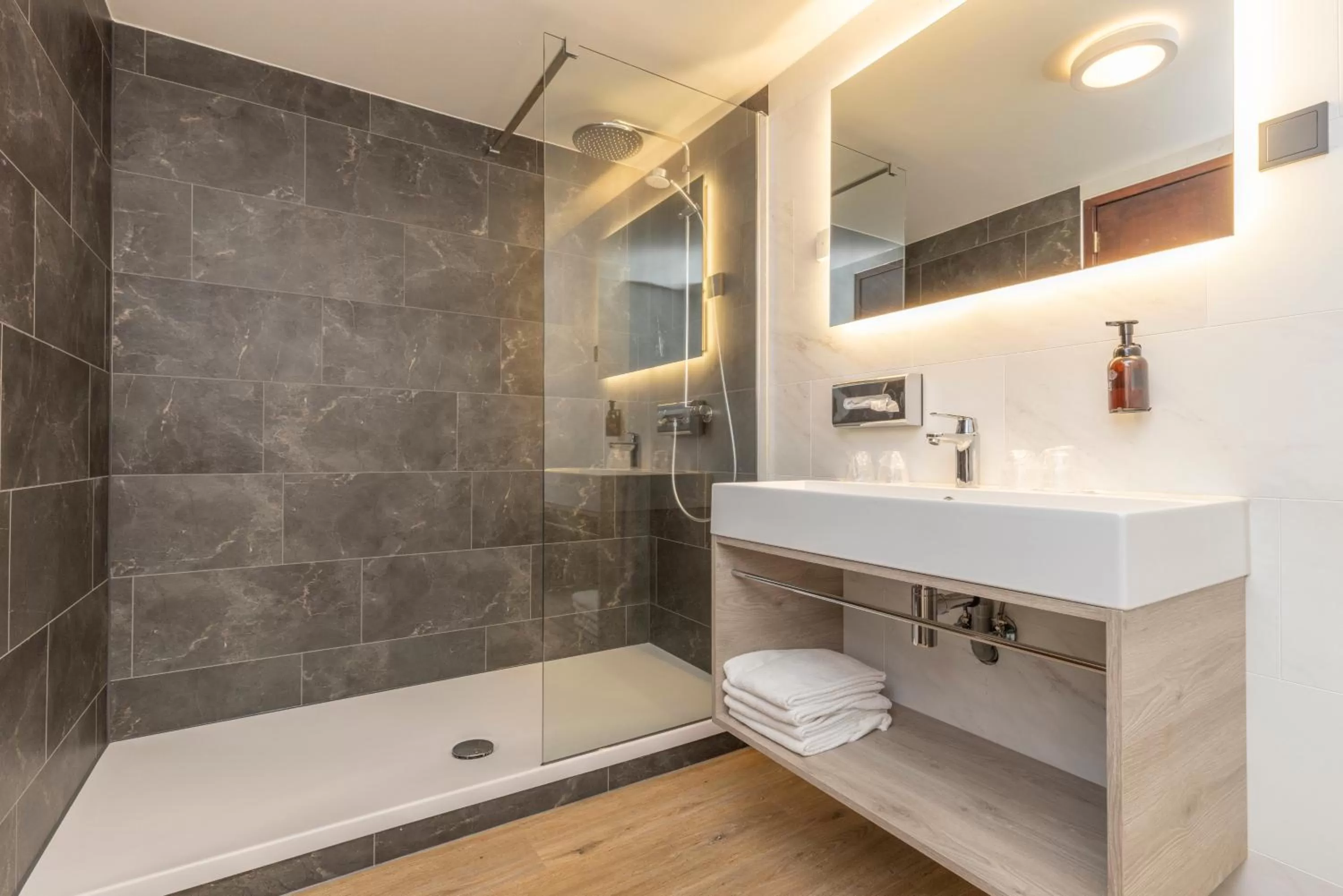 Shower in Fletcher Familiehotel De Hunzebergen