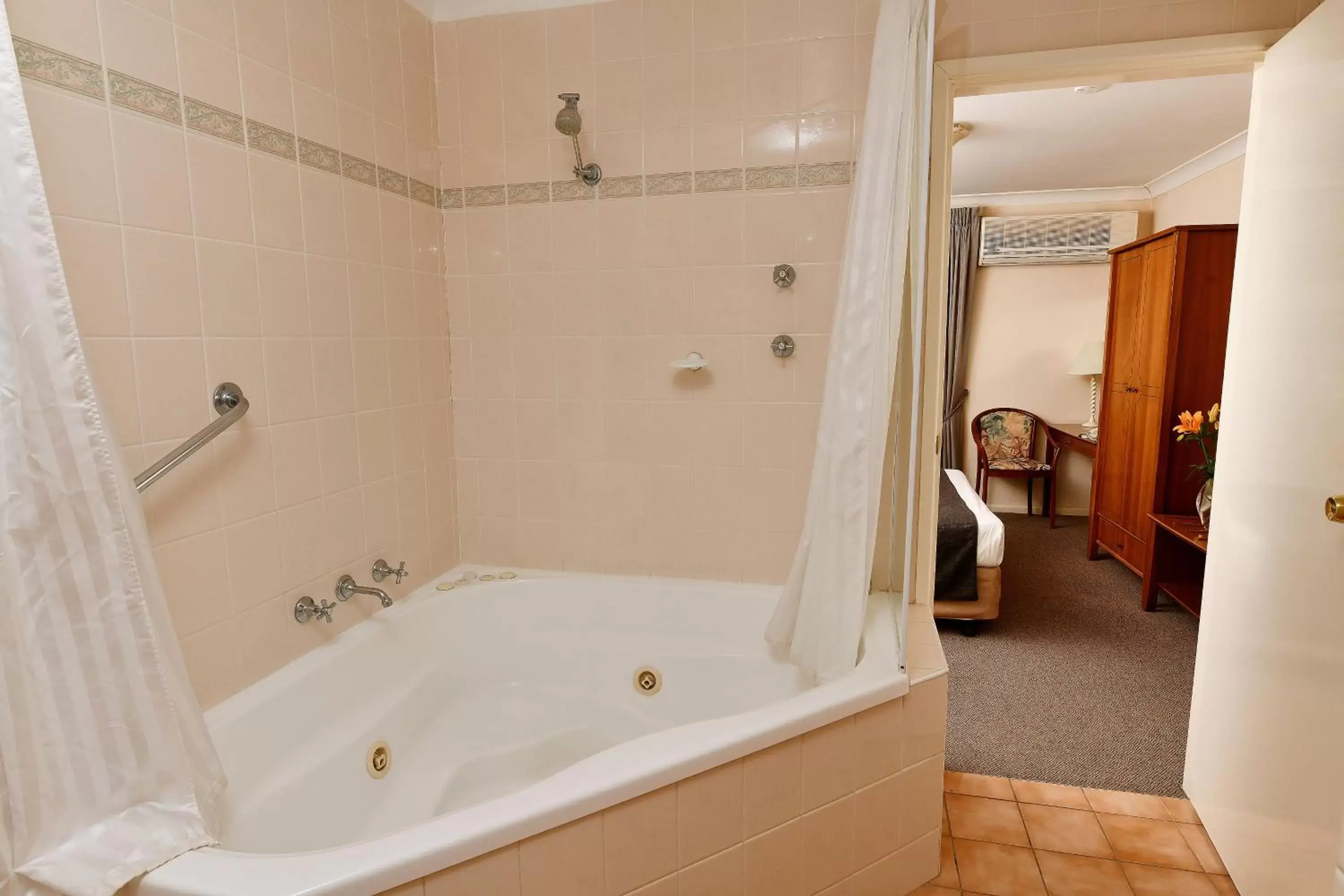 Shower, Bathroom in Burke and Wills Motor Inn
