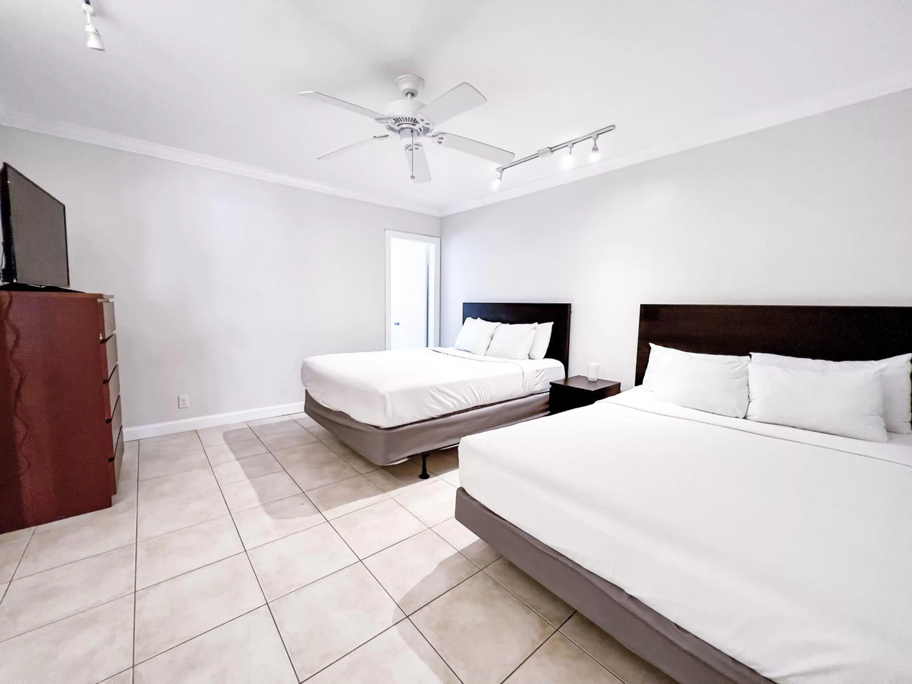 Bed in Tara Hotel A North Beach Village Resort Hotel