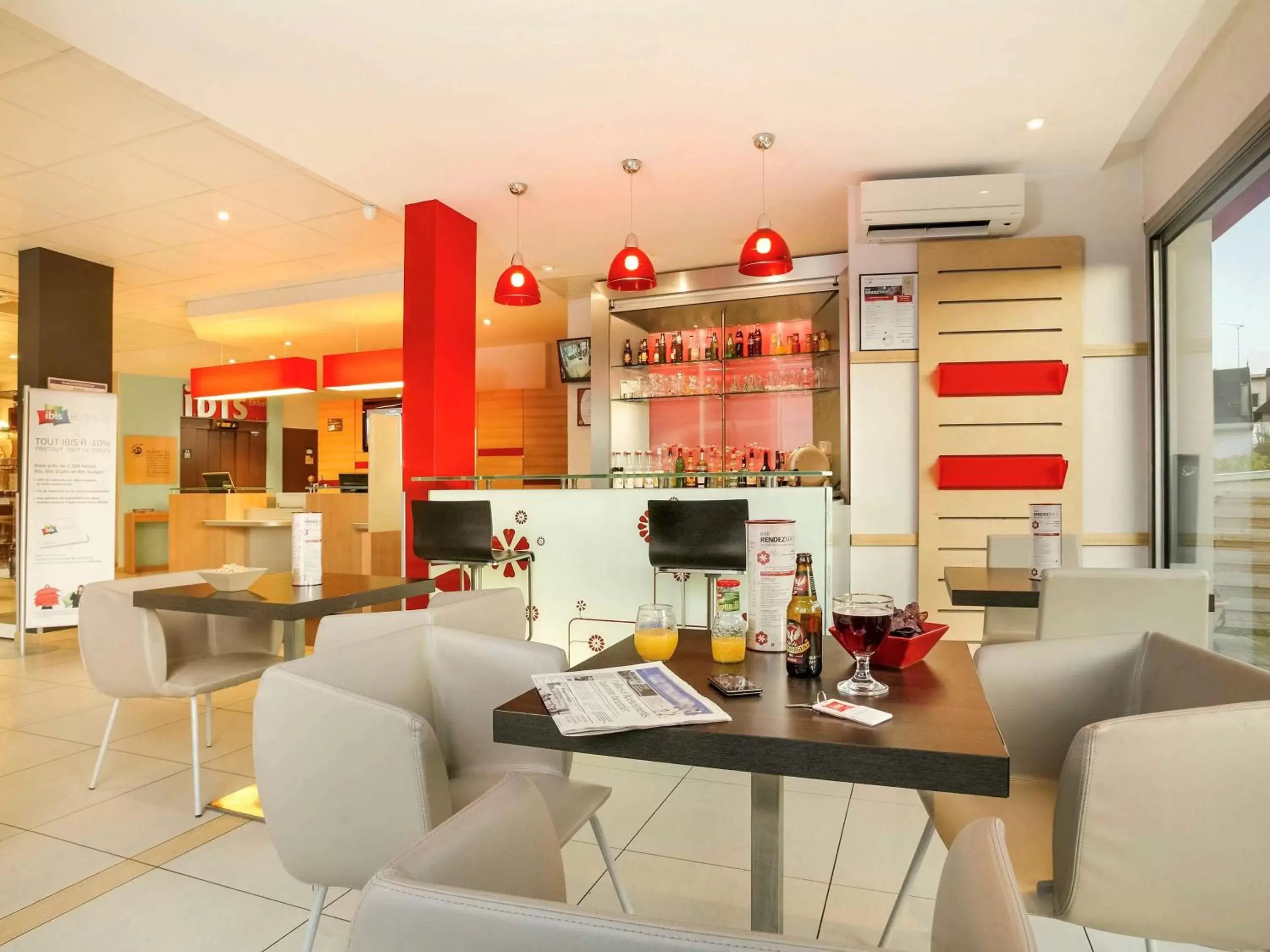 Lounge or bar in Ibis Brive Centre