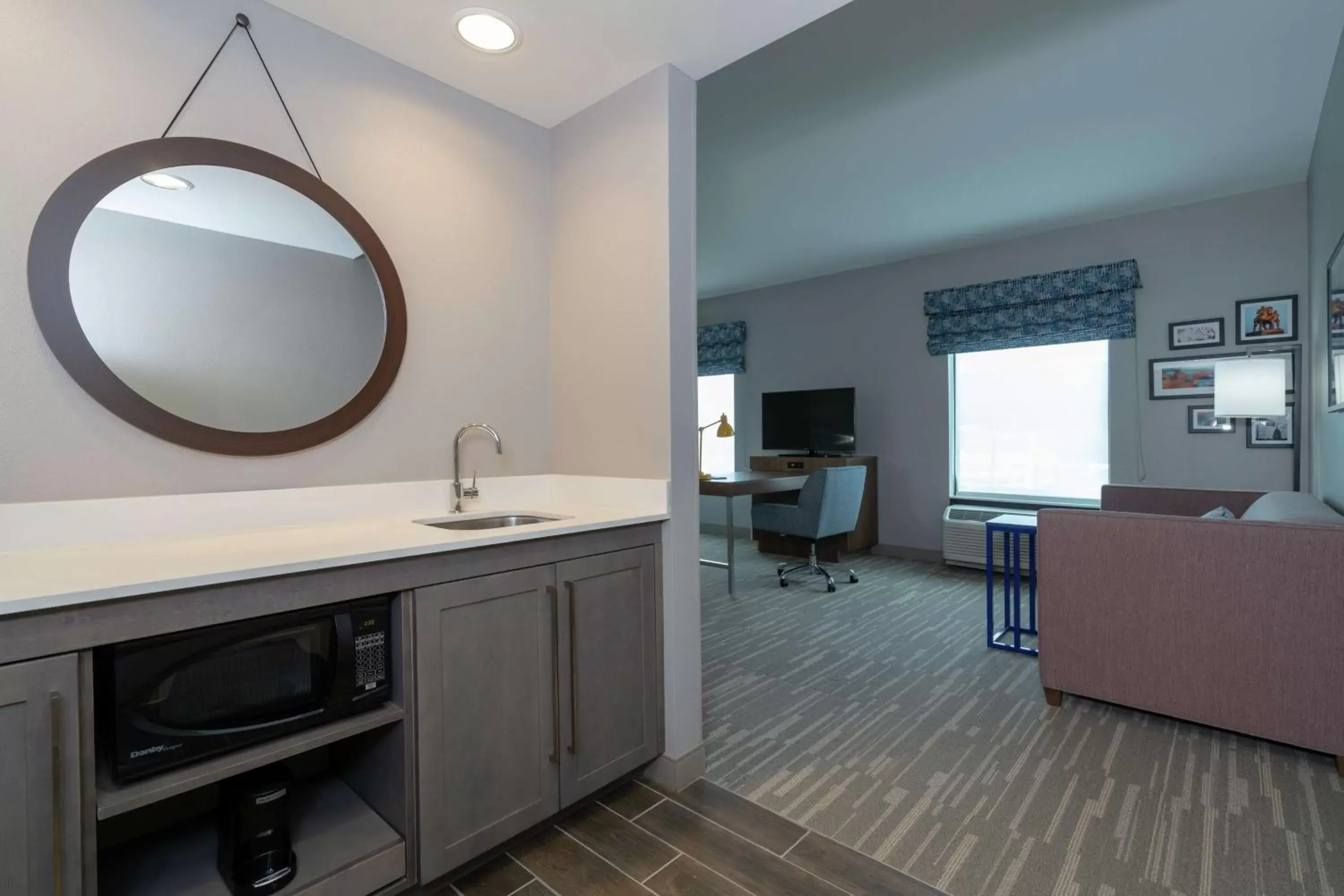 Living room, Kitchen/Kitchenette in Hampton Inn & Suites Glenarden/Washington DC