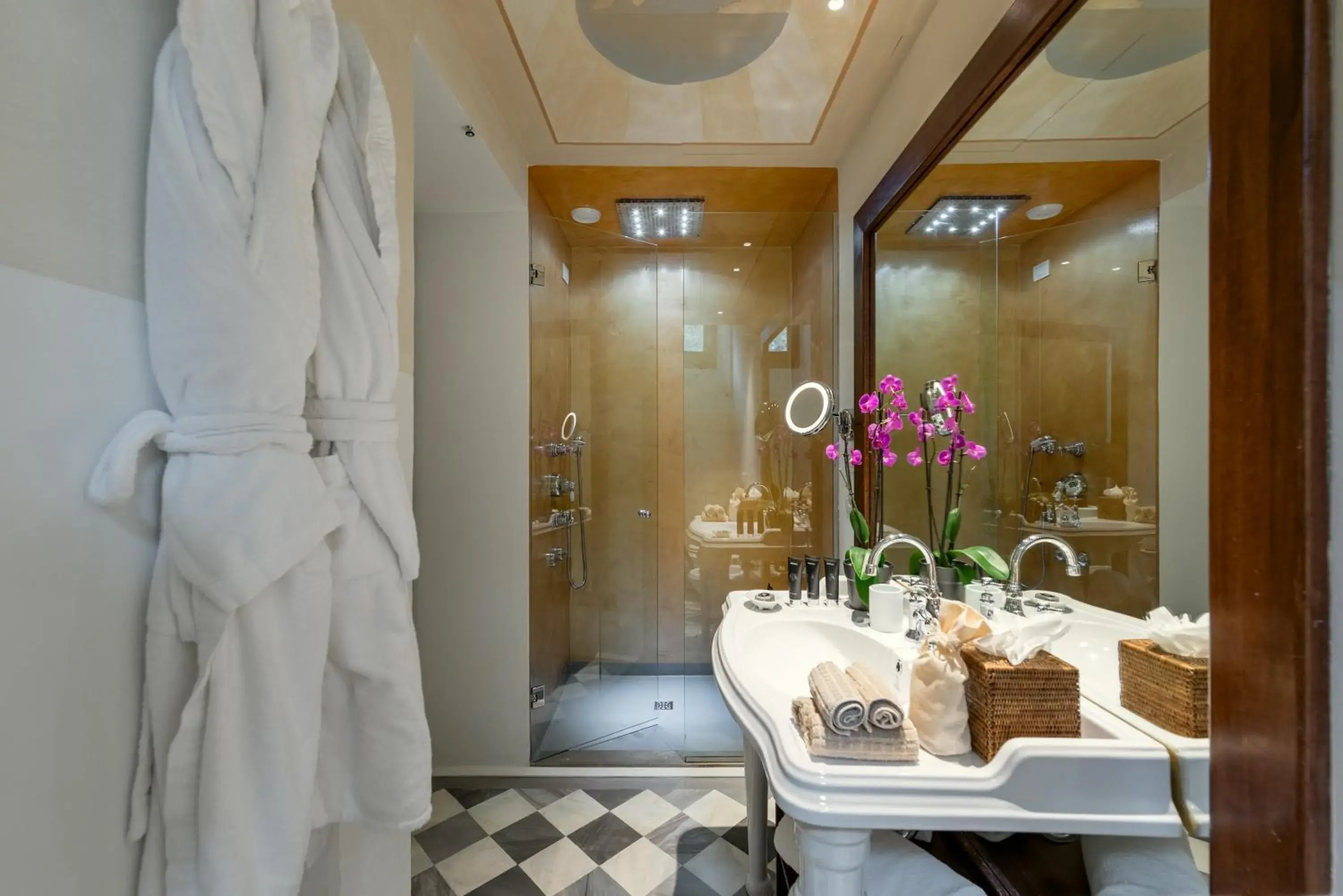 Shower, Bathroom in Il Salviatino