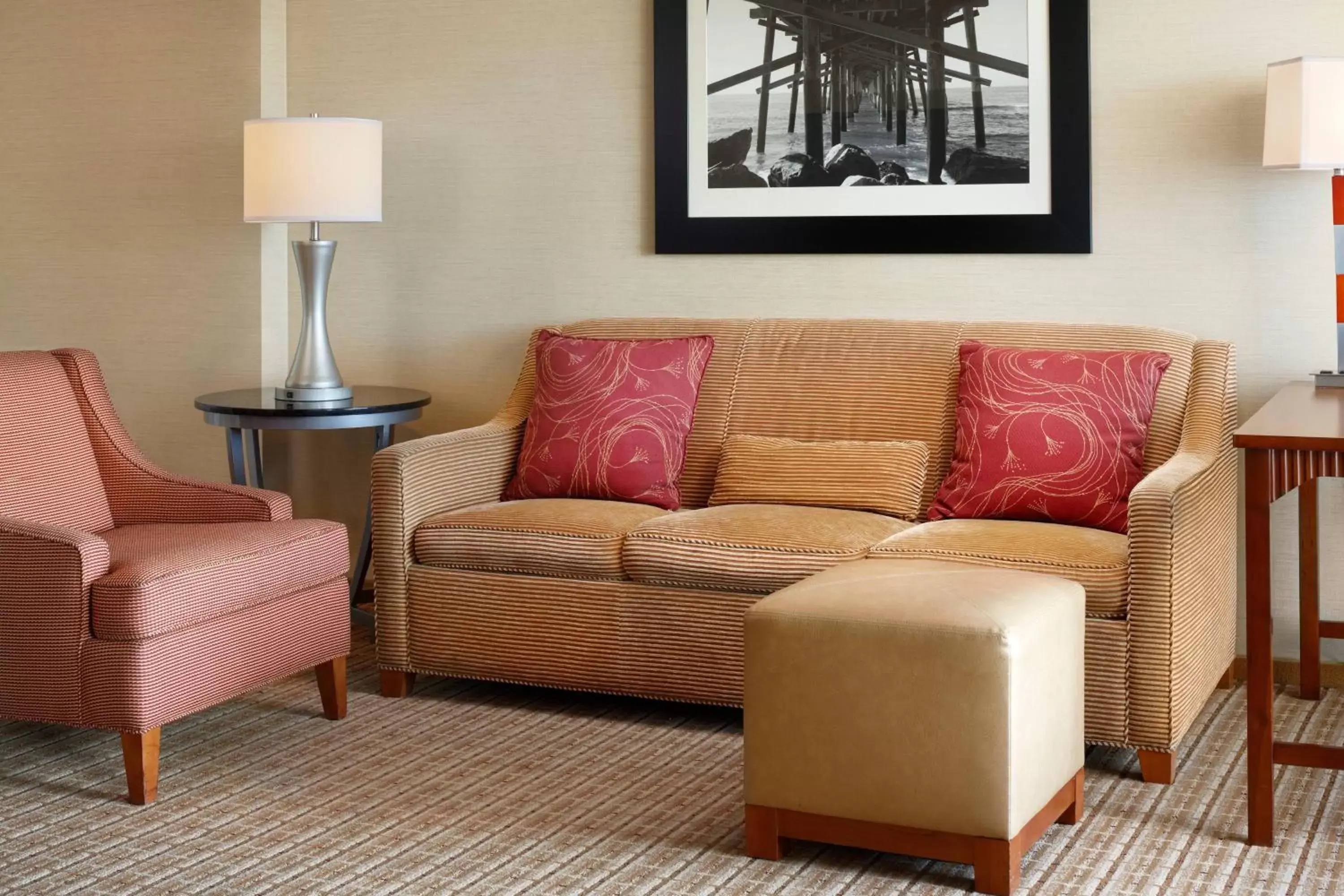 Living room, Seating Area in Newport Beach Marriott Bayview