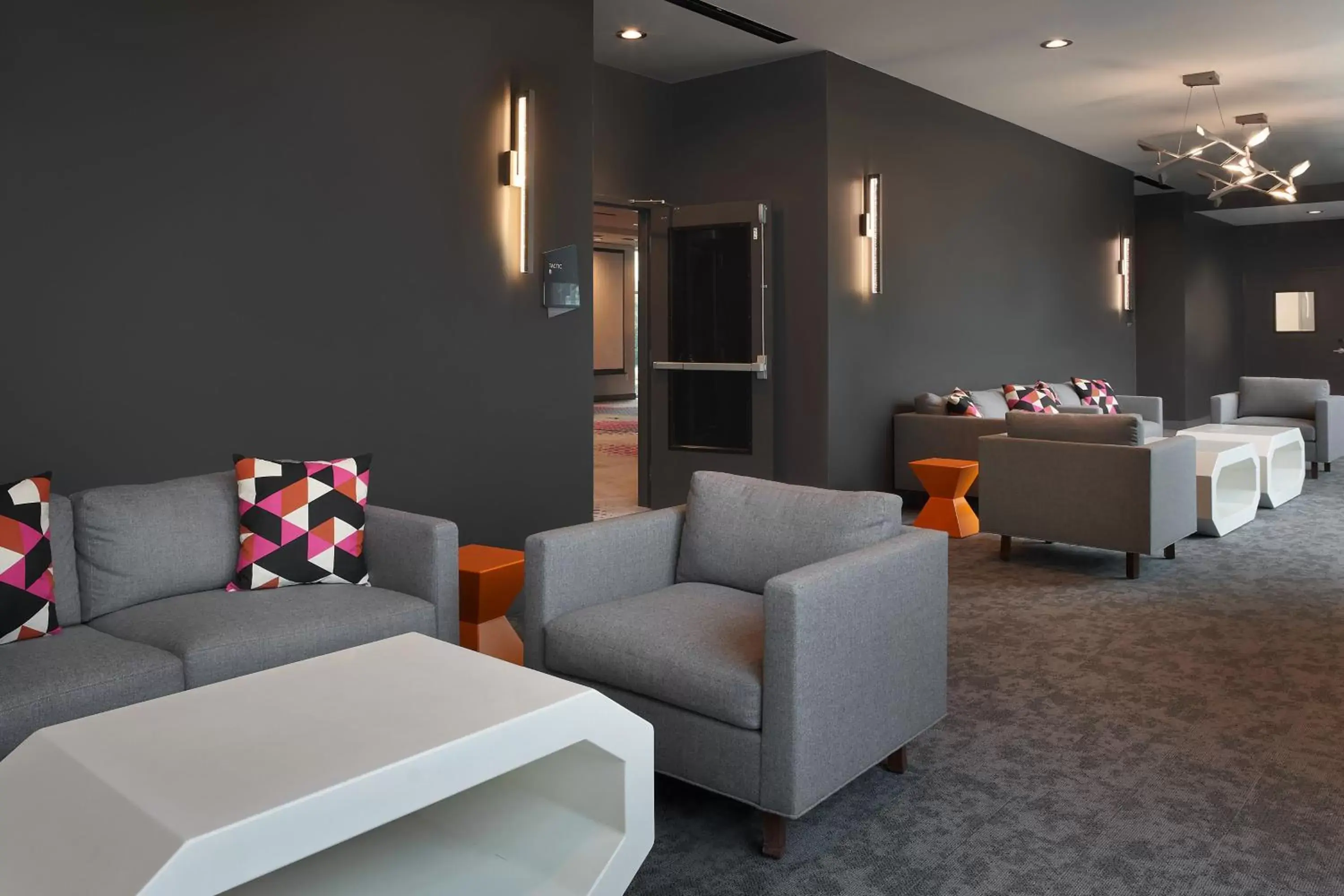 Lounge or bar, Seating Area in Aloft Orlando International Drive