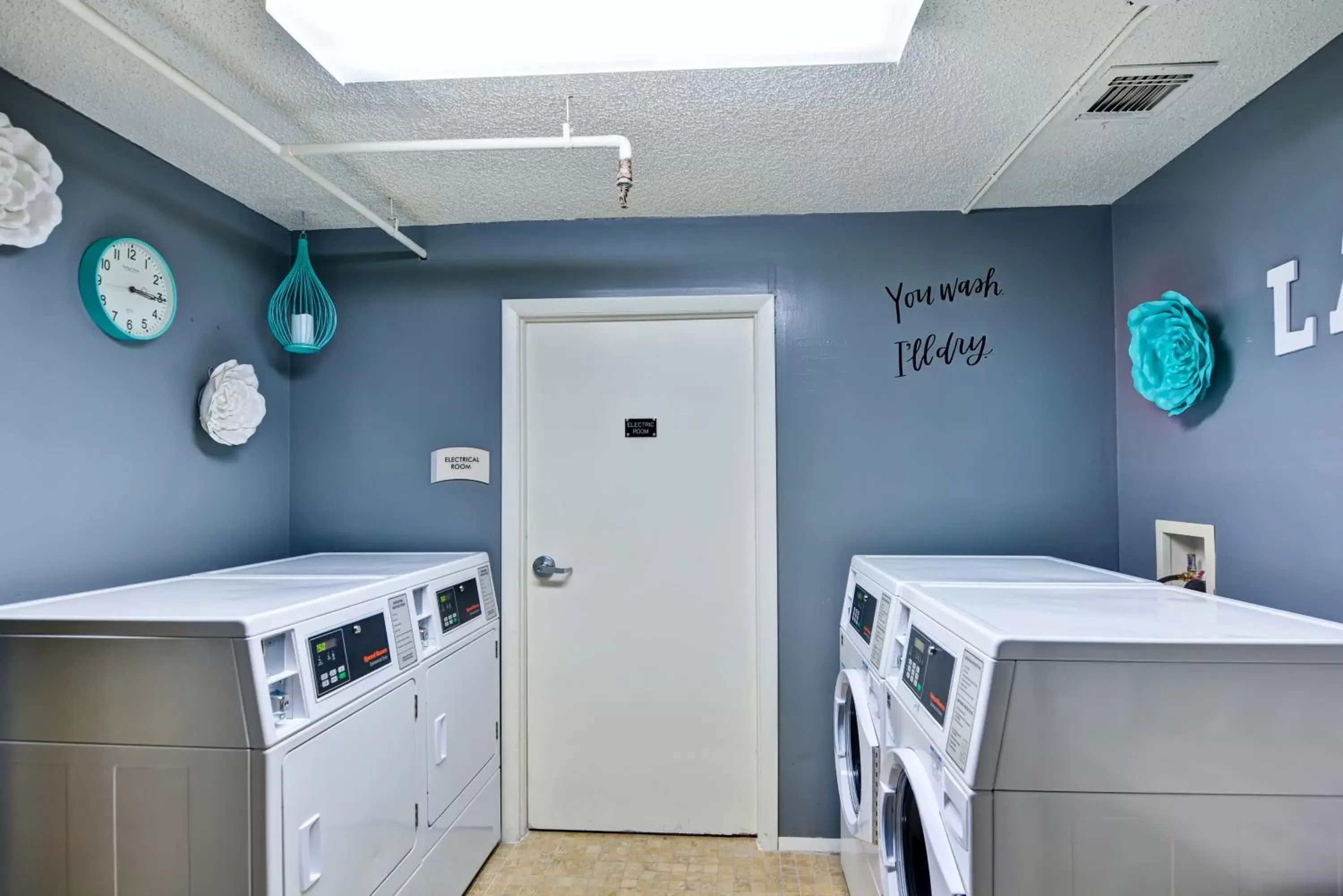 Property building, Kitchen/Kitchenette in Quality Inn & Suites Heritage Park