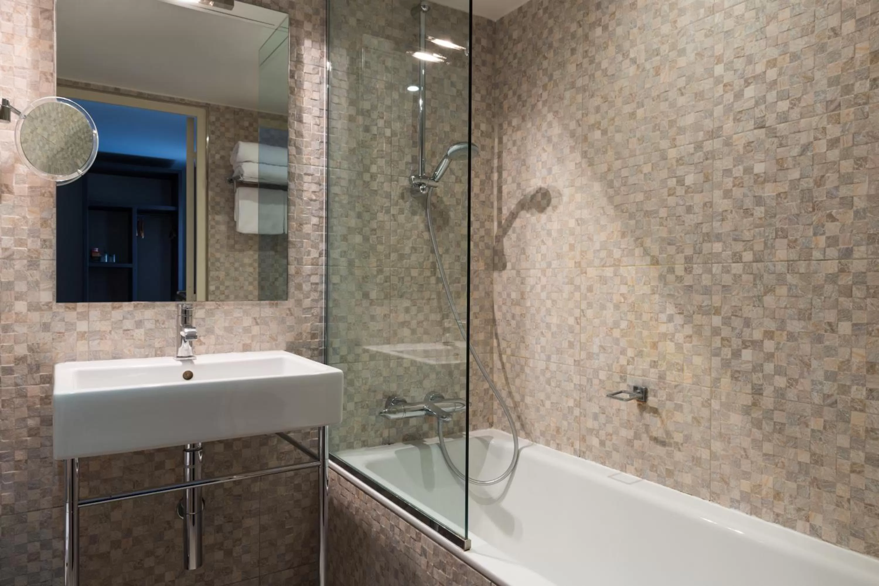 Bathroom in Hôtel Aston Paris