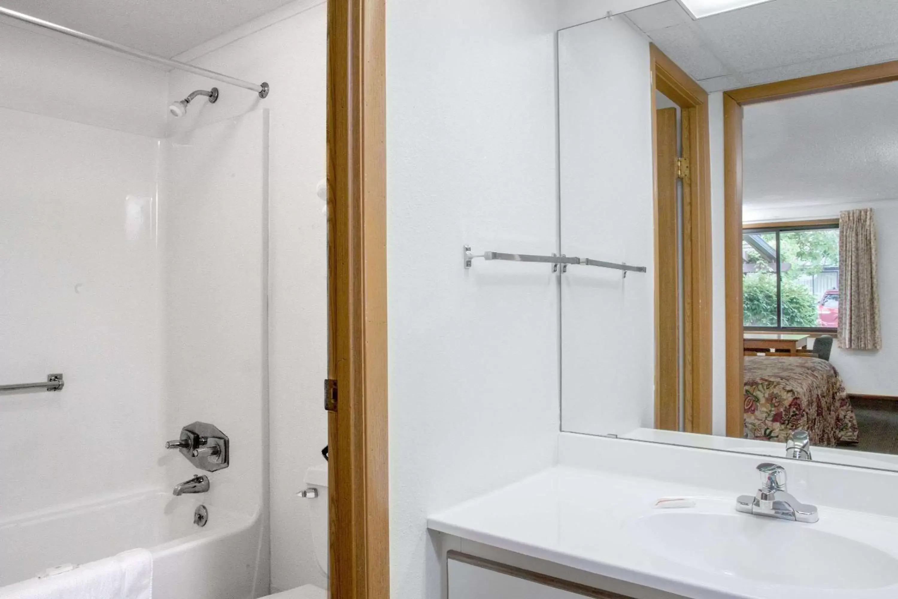 Photo of the whole room, Bathroom in Knights Inn - Scranton/Wilkes-Barre/Pittston
