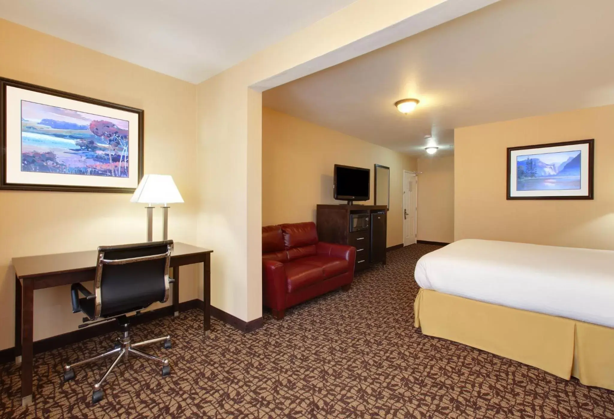 Bedroom, TV/Entertainment Center in Holiday Inn Express Oakdale, an IHG Hotel