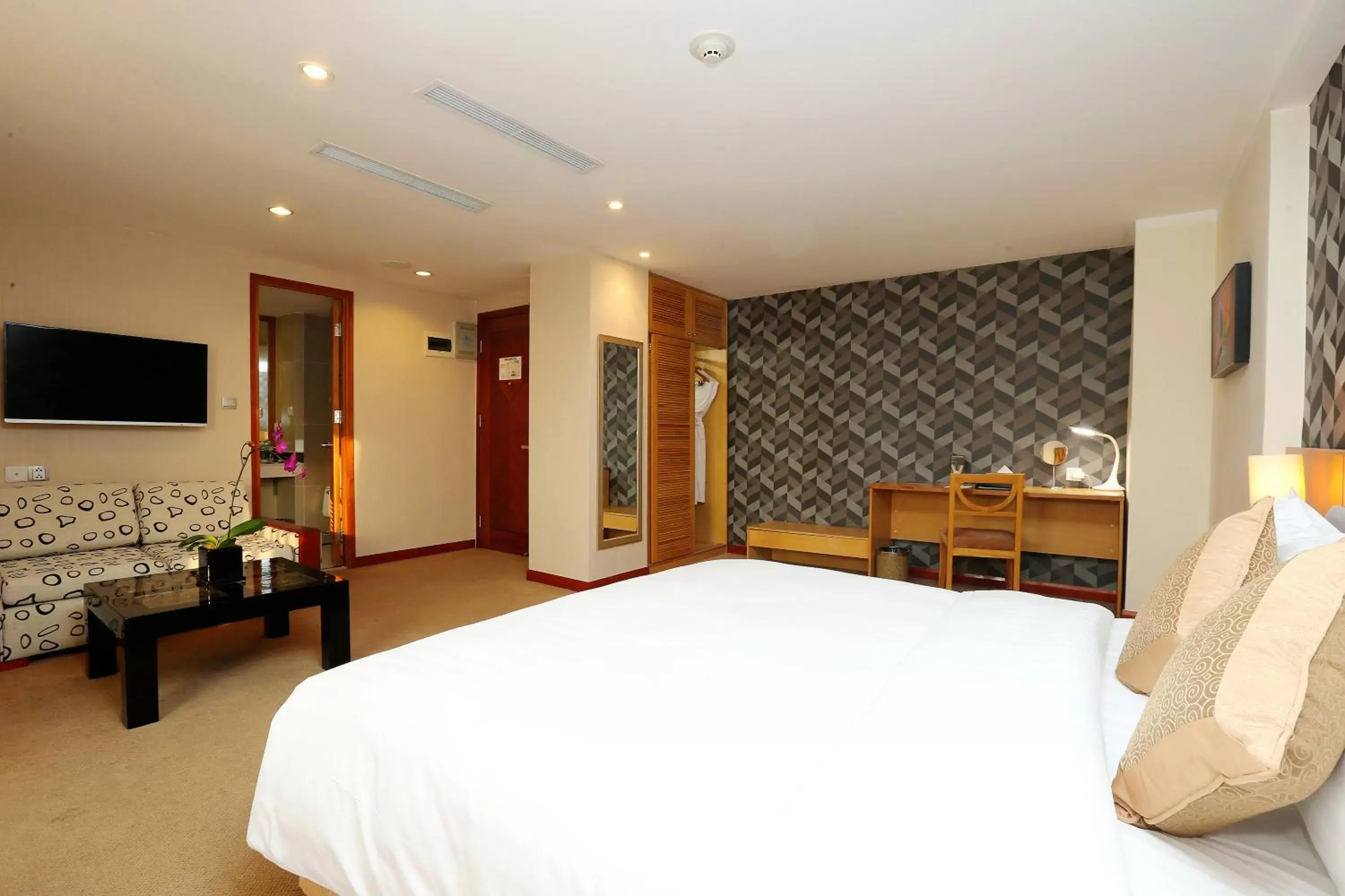 Photo of the whole room, Bed in La Casa Hanoi Hotel