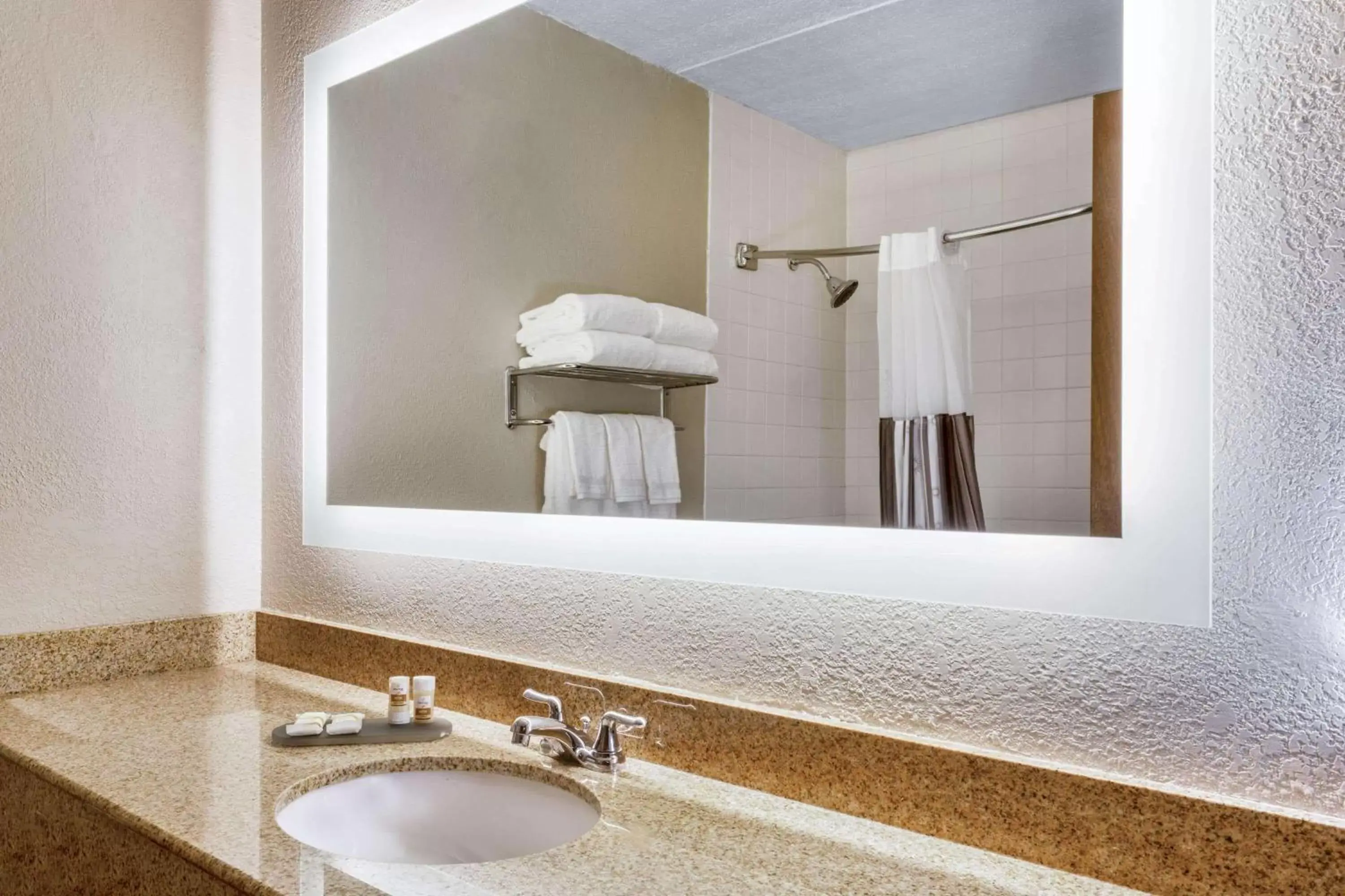 Bathroom in La Quinta Inn by Wyndham Binghamton - Johnson City