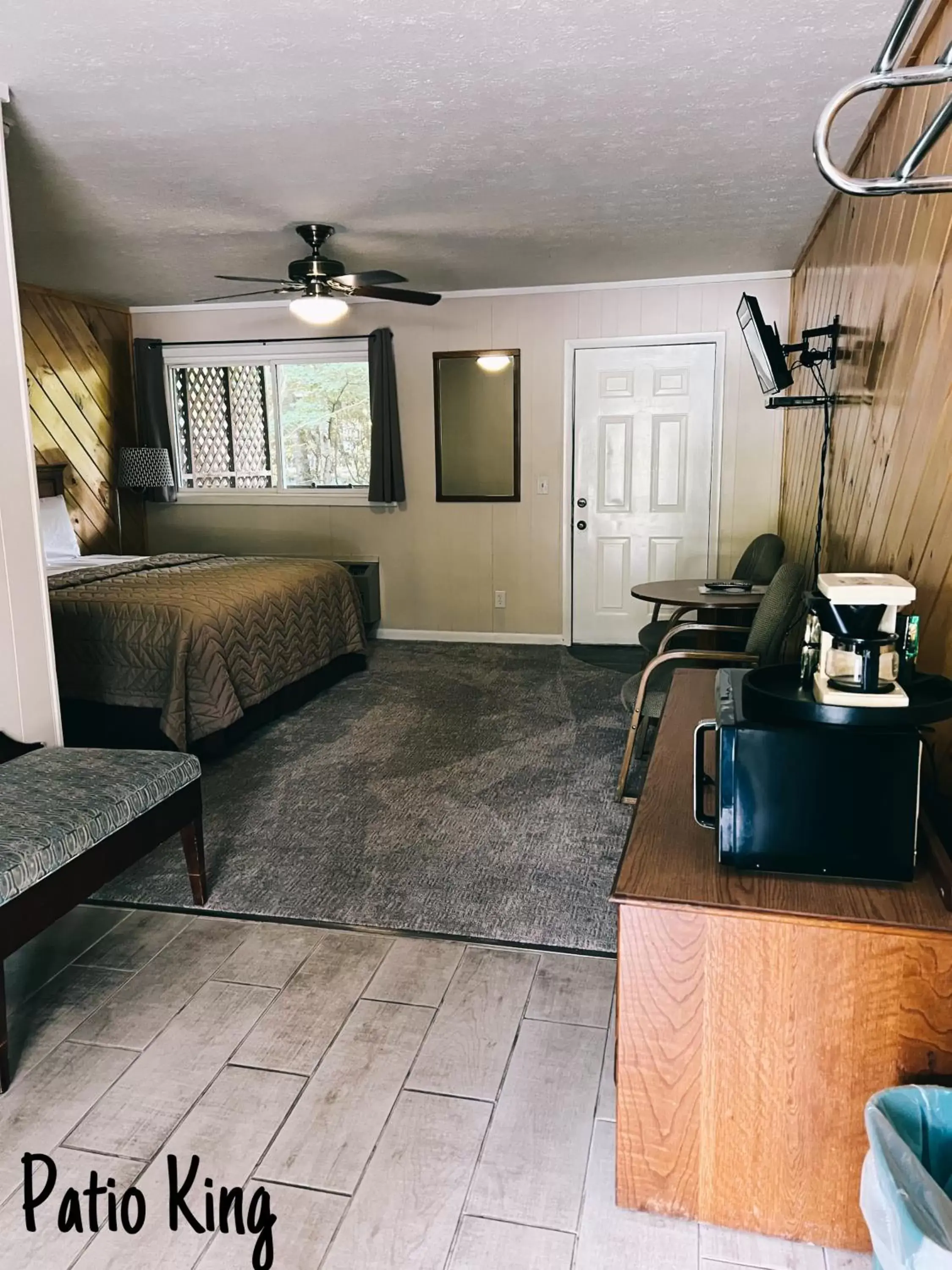 Bed, Seating Area in Stony Creek Motel