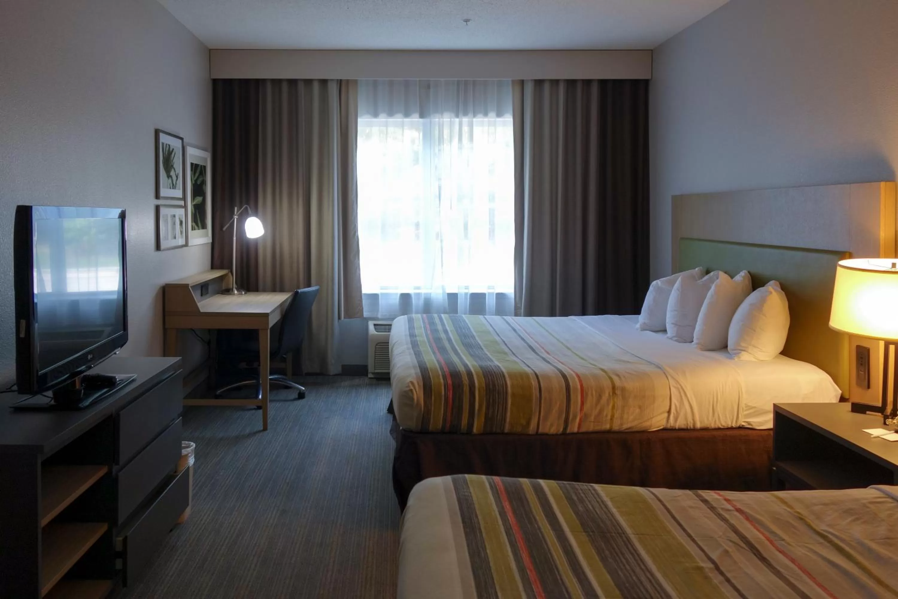 TV and multimedia, Bed in Country Inn & Suites by Radisson, Washington, DC East - Capitol Heights, MD