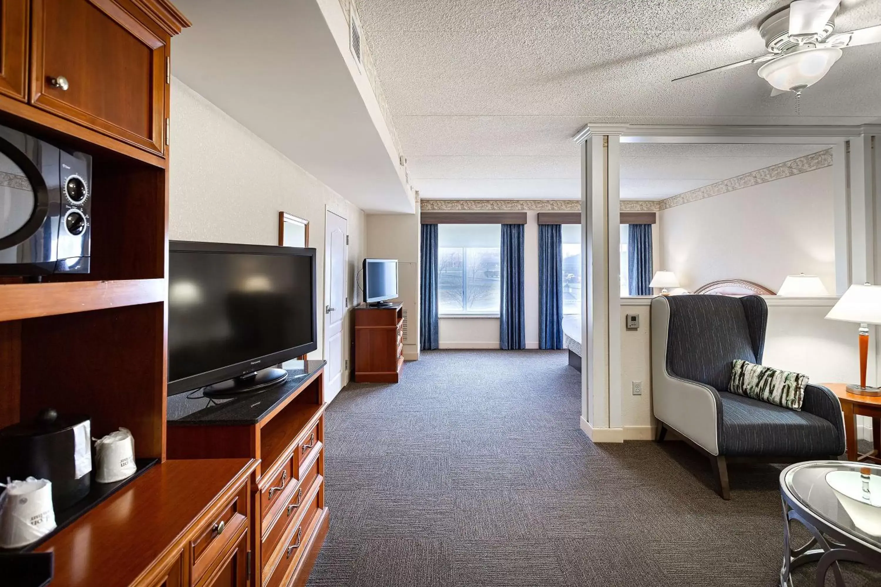 Living room, TV/Entertainment Center in Hilton Garden Inn Wooster