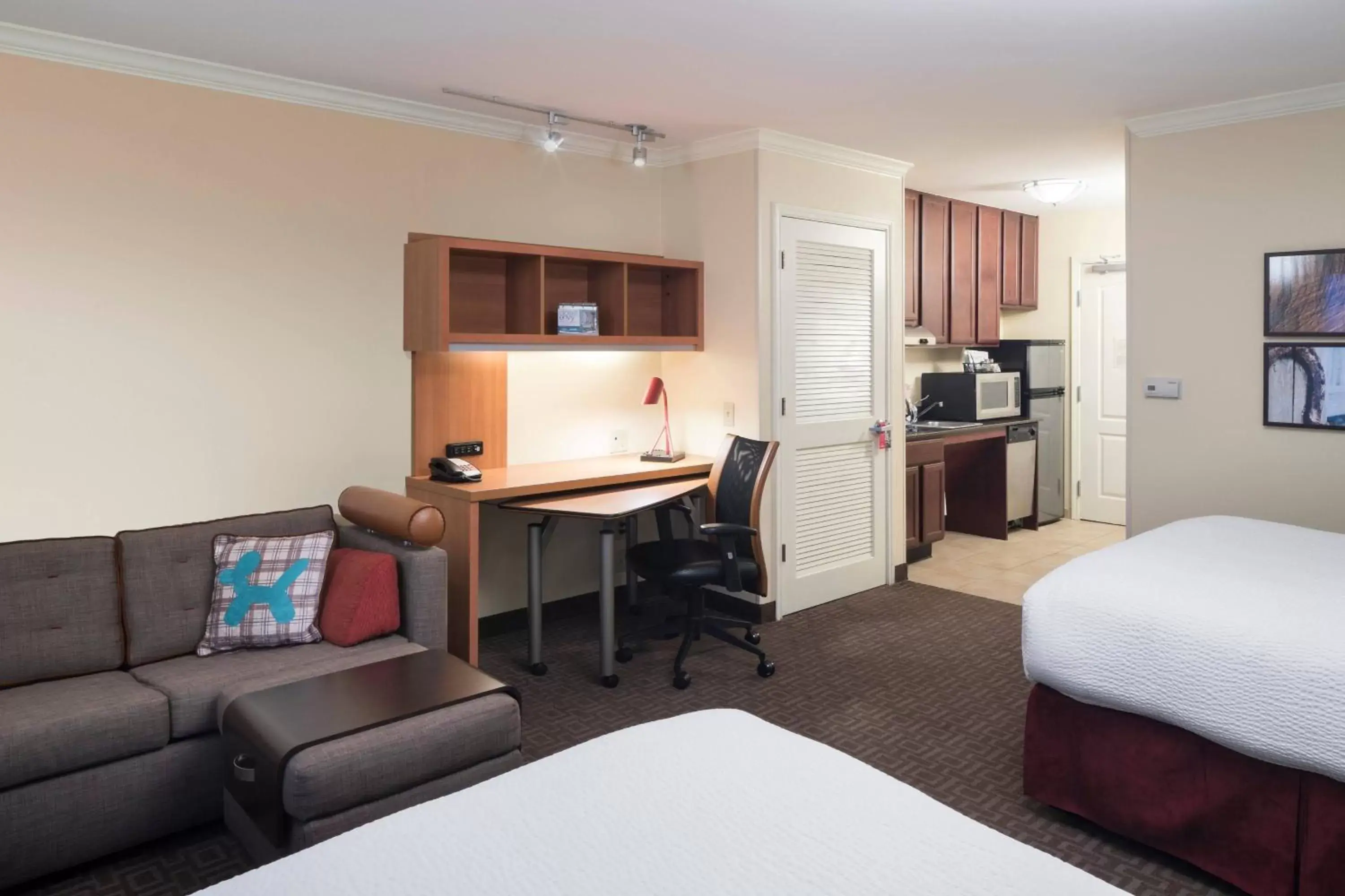 Photo of the whole room, Seating Area in TownePlace Suites by Marriott San Antonio Airport