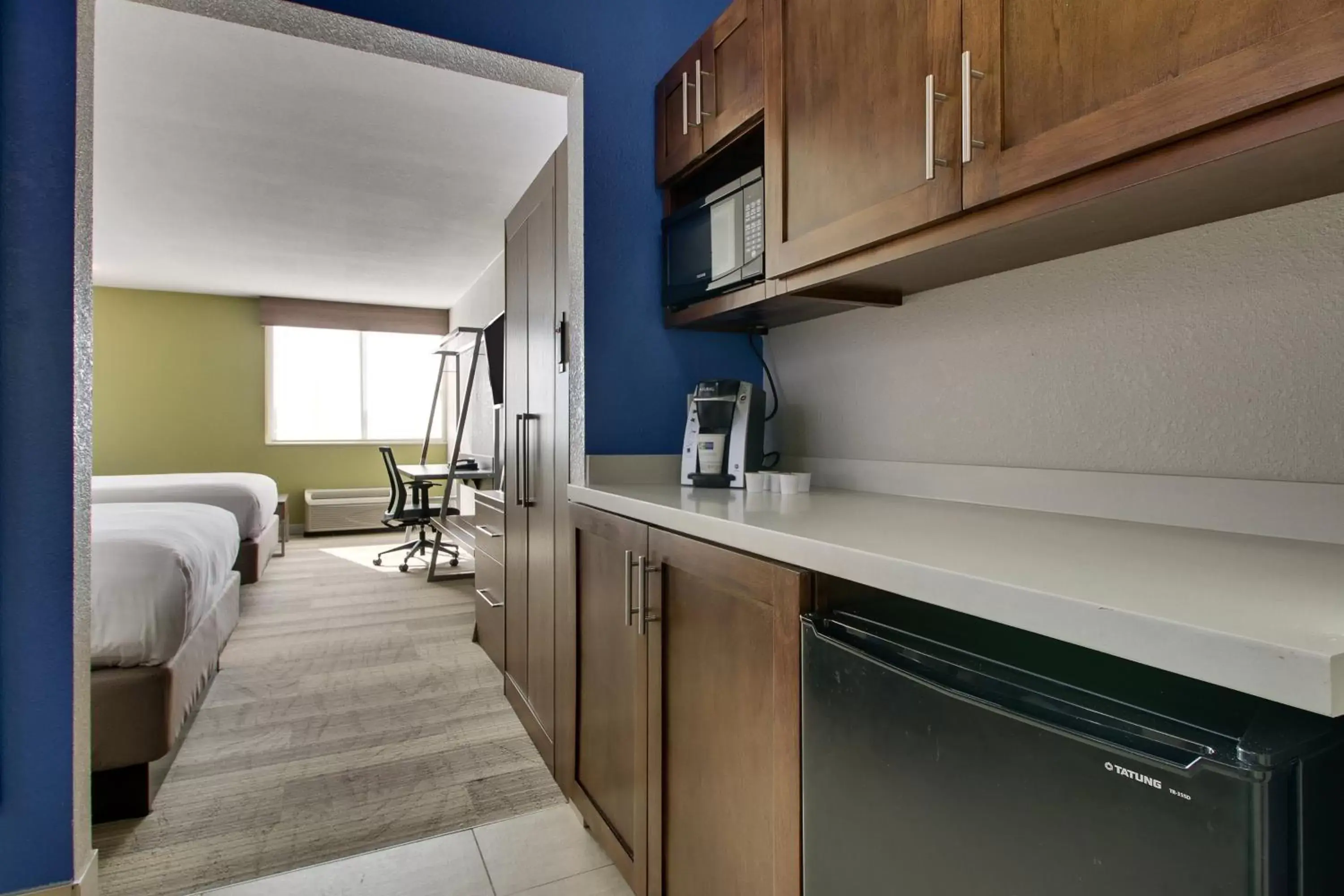 Photo of the whole room, Kitchen/Kitchenette in Holiday Inn Express & Suites Wapakoneta, an IHG Hotel