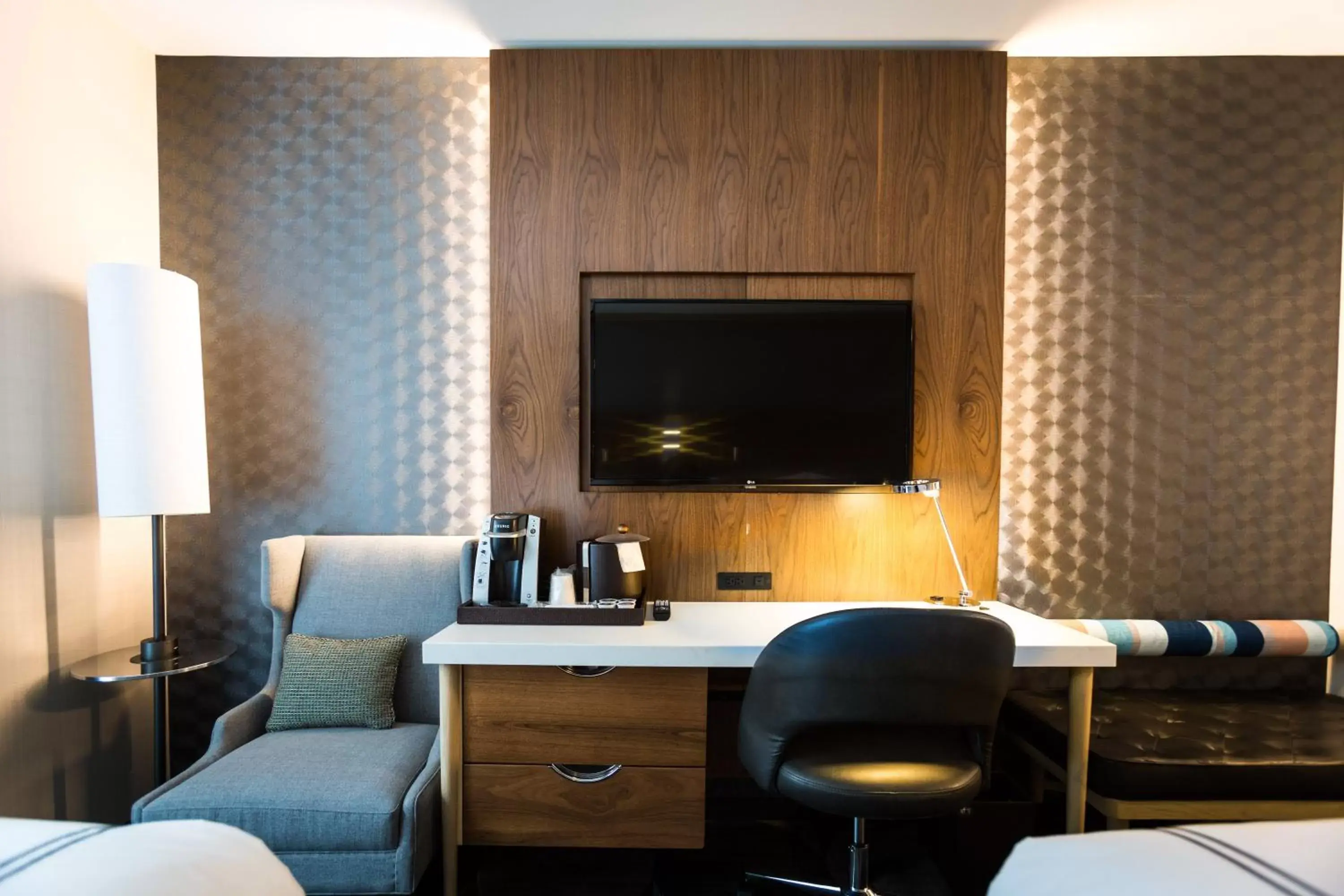 Photo of the whole room, TV/Entertainment Center in Crowne Plaza HY36 Midtown Manhattan, an IHG Hotel