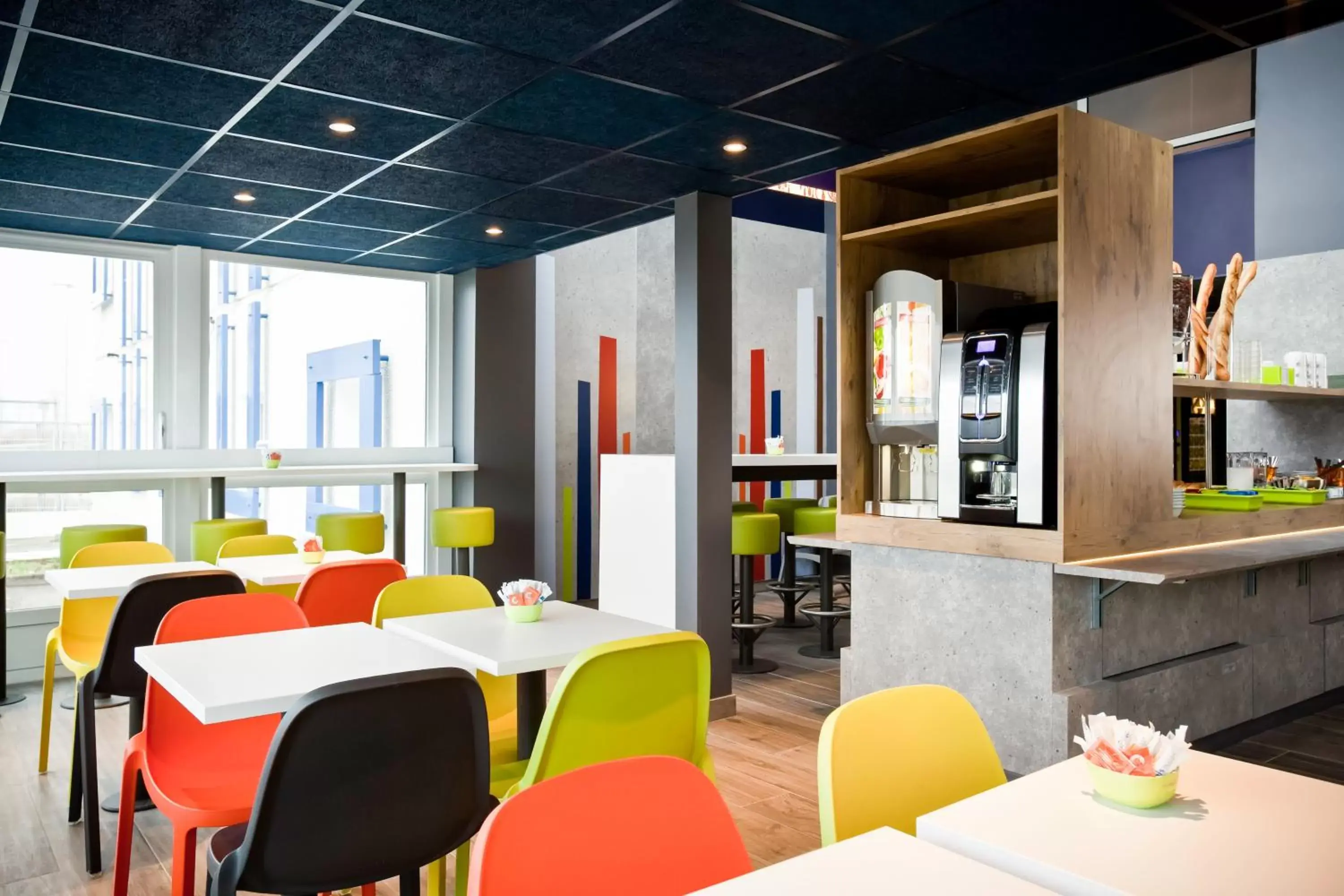 Lounge or bar, Restaurant/Places to Eat in ibis budget Pontault Combault RN4 Marne La Vallée