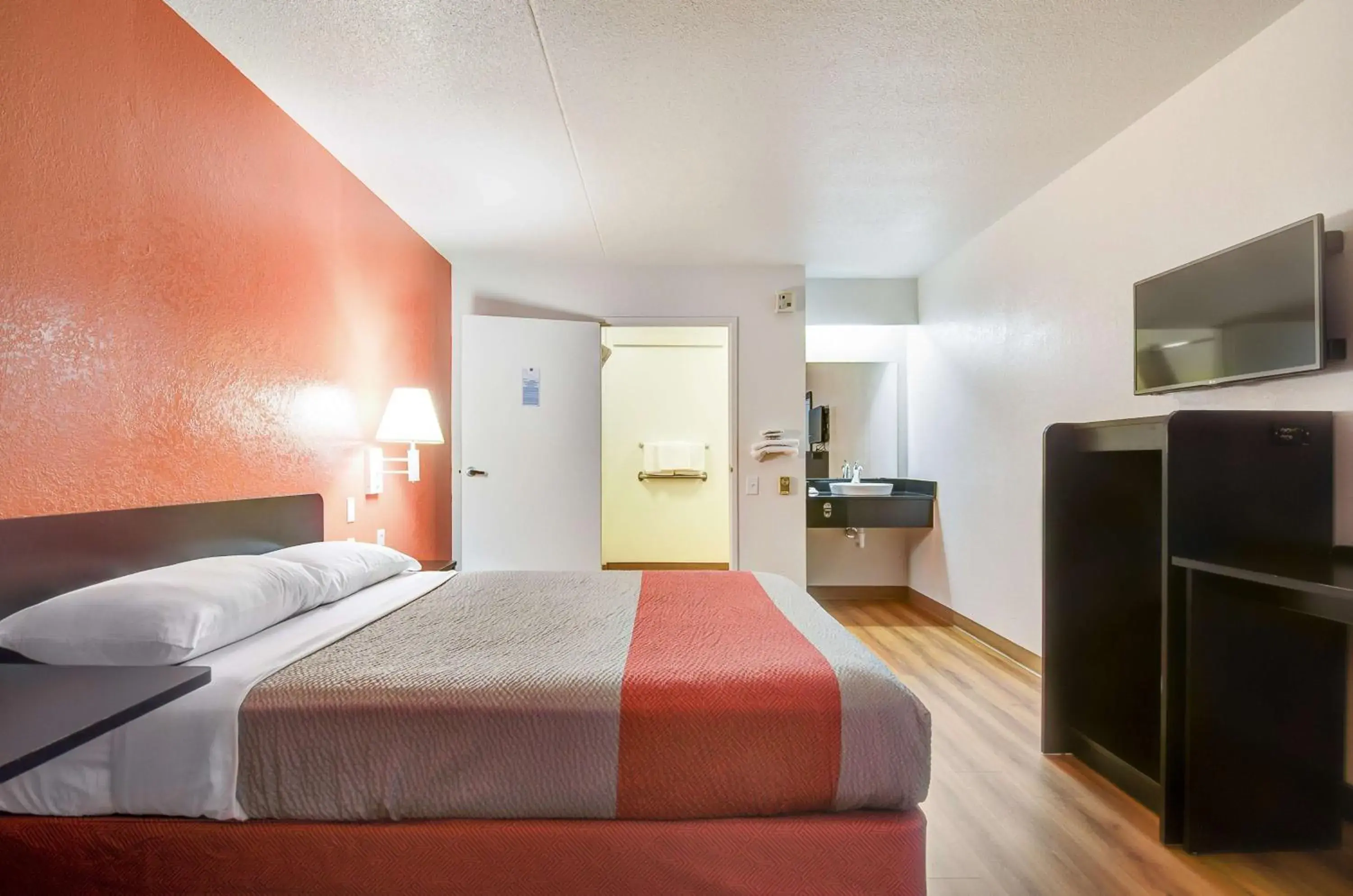 Photo of the whole room, Bed in Motel 6-Springfield, MO - North Photo of the whole room, Bed in Motel 6-Springfield, MO - North