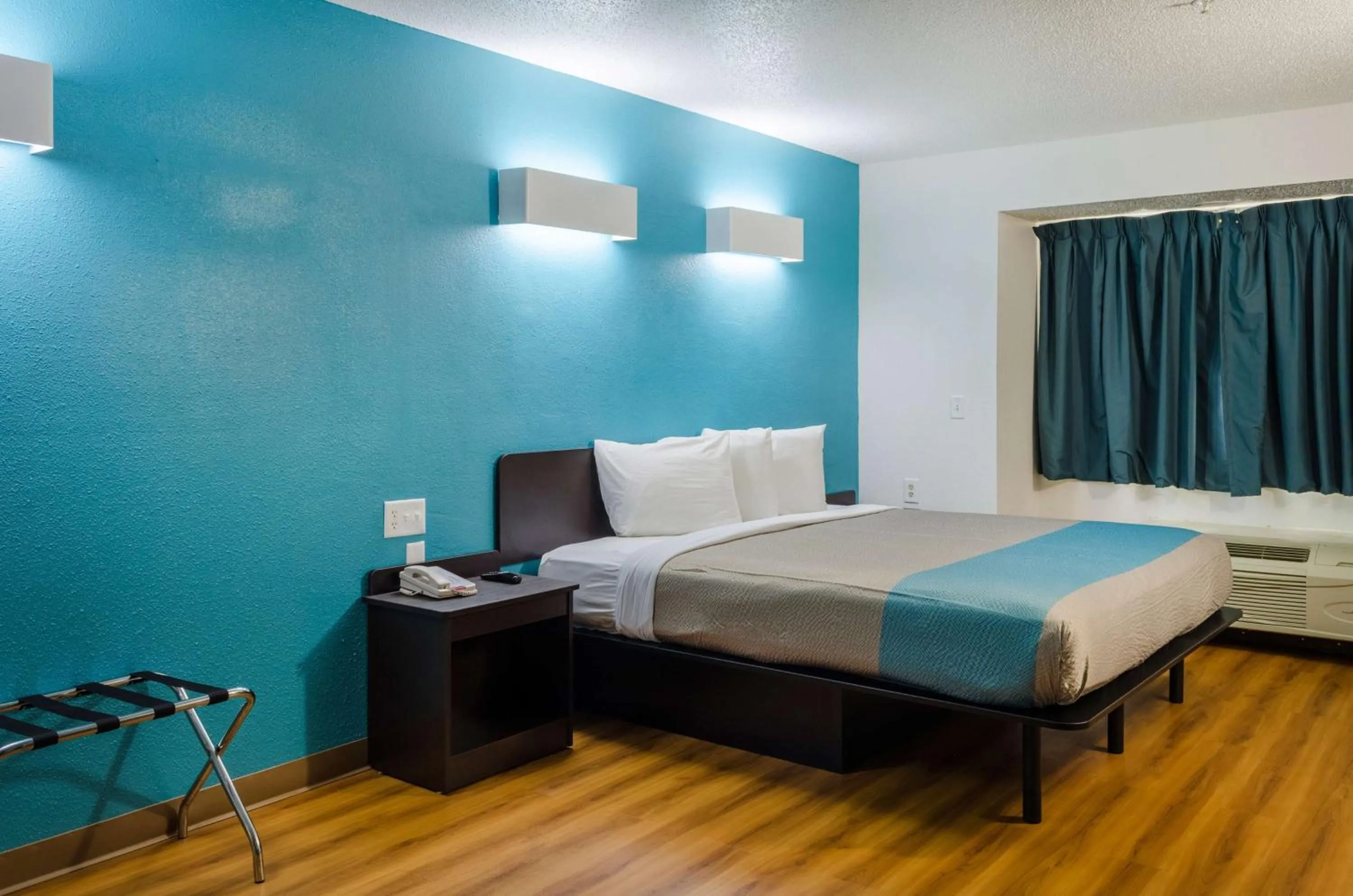 Photo of the whole room, Bed in Motel 6-Mobile, AL