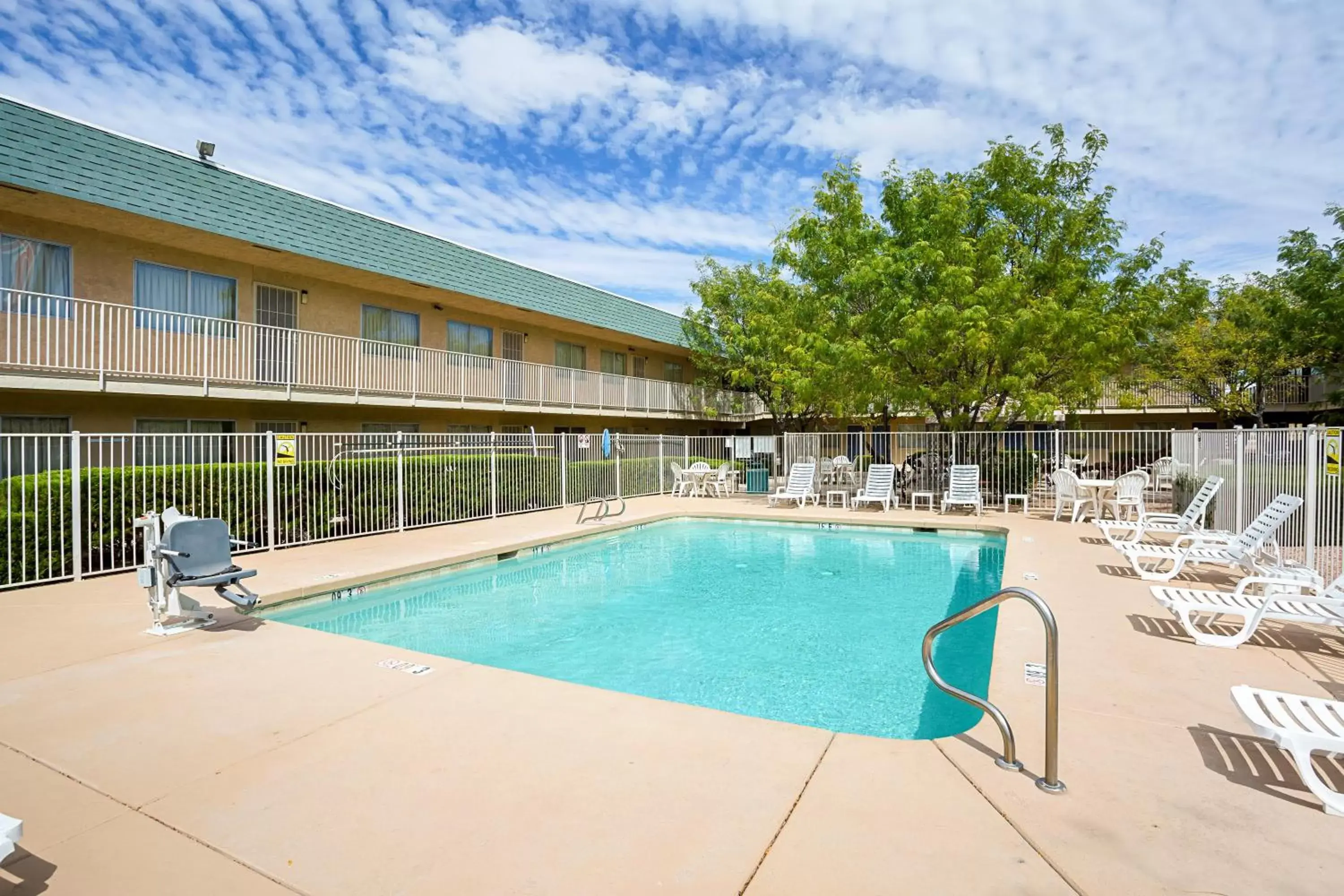 Swimming pool, Property Building in Motel 6-Holbrook, AZ