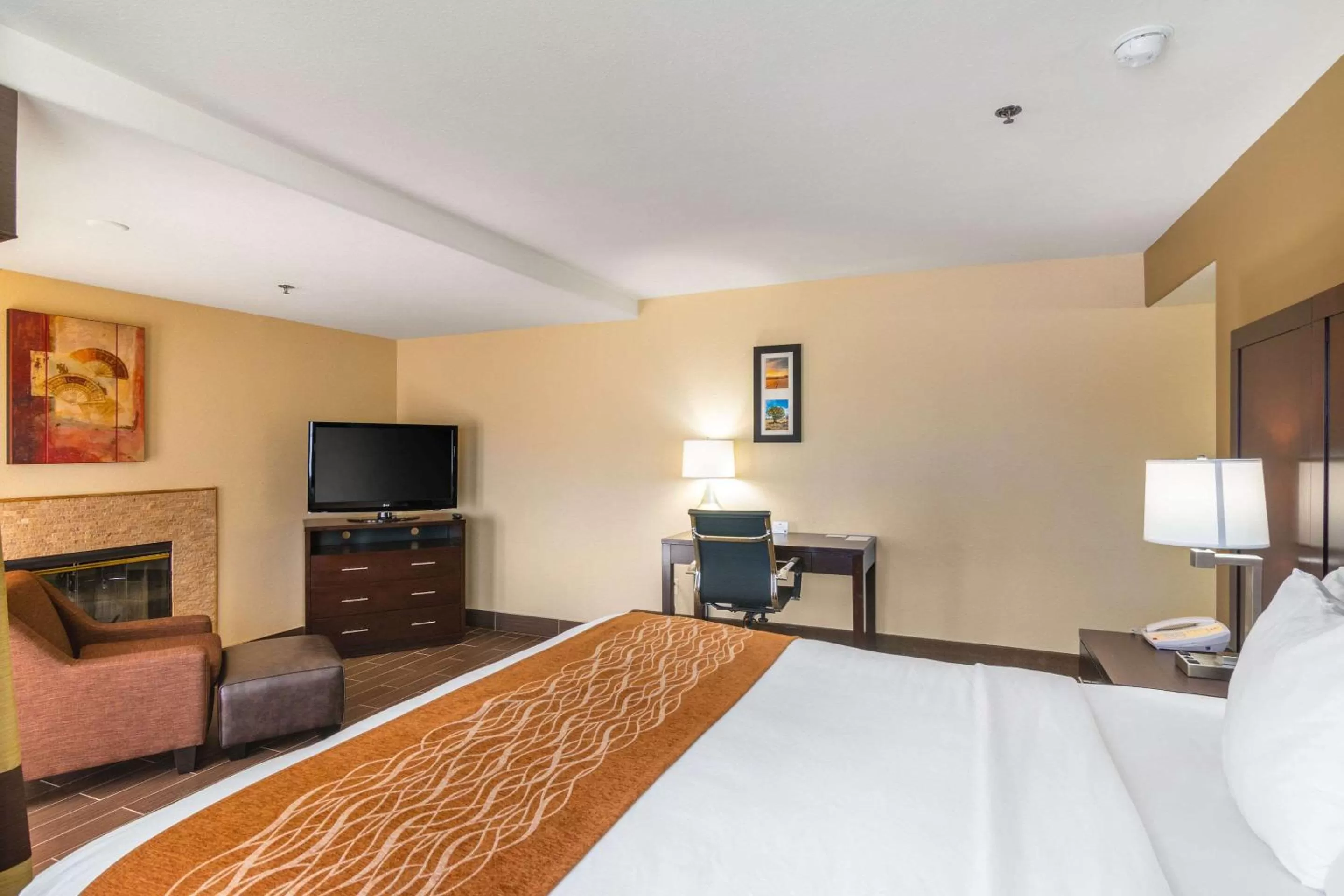 Photo of the whole room, Bed in Comfort Inn & Suites