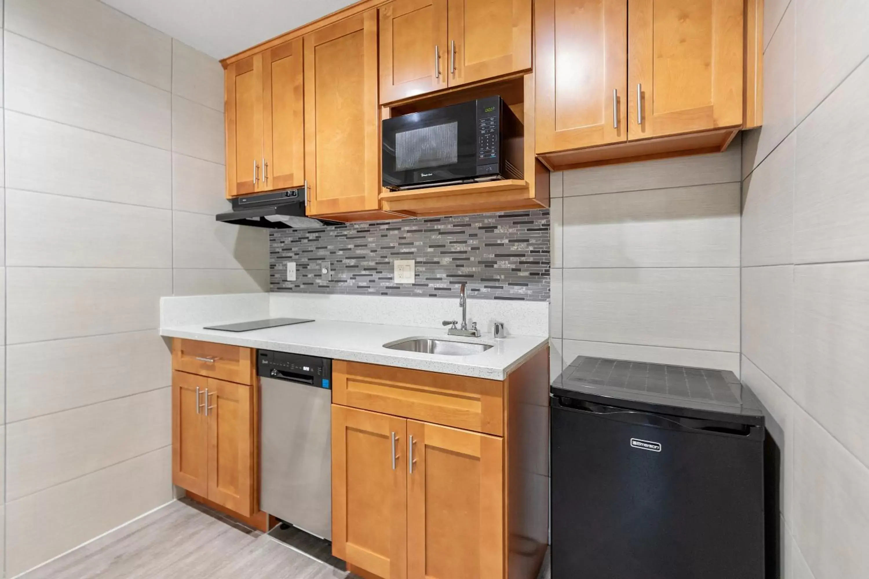 Kitchen/Kitchenette in Le Blanc Inn & Suites