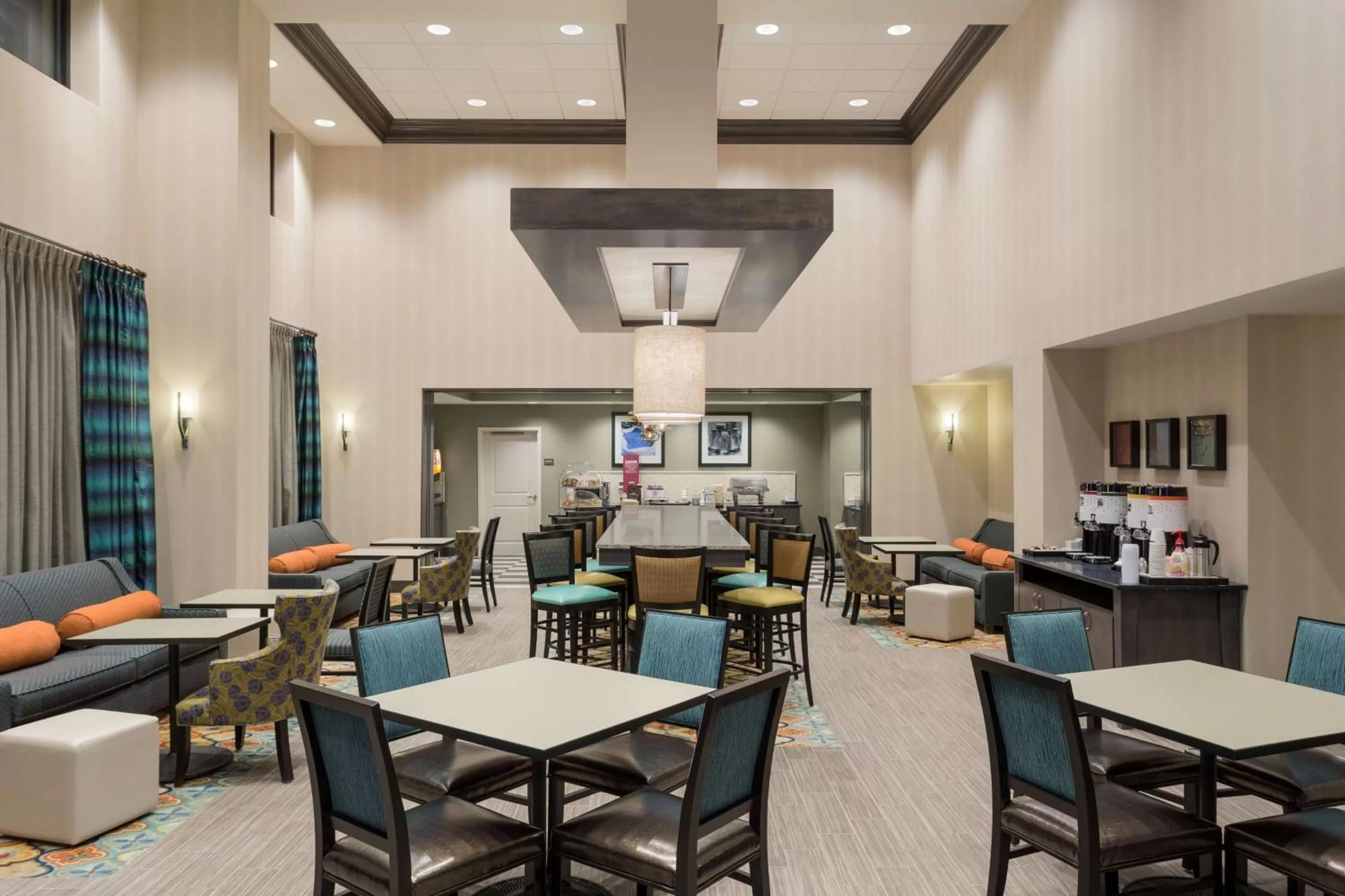 Dining area in Hampton Inn & Suites West Des Moines Mill Civic