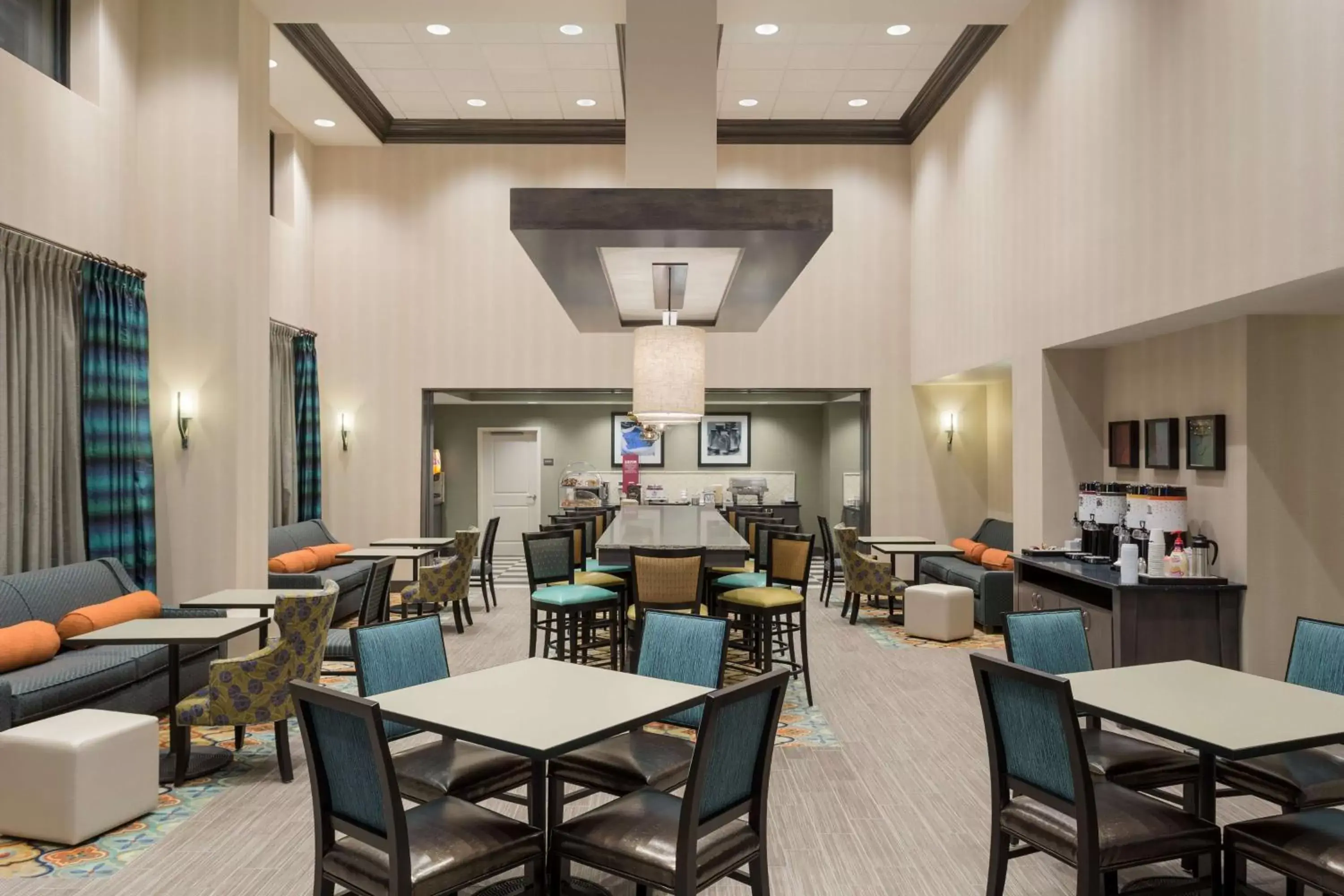 Dining area, Restaurant/Places to Eat in Hampton Inn & Suites West Des Moines Mill Civic