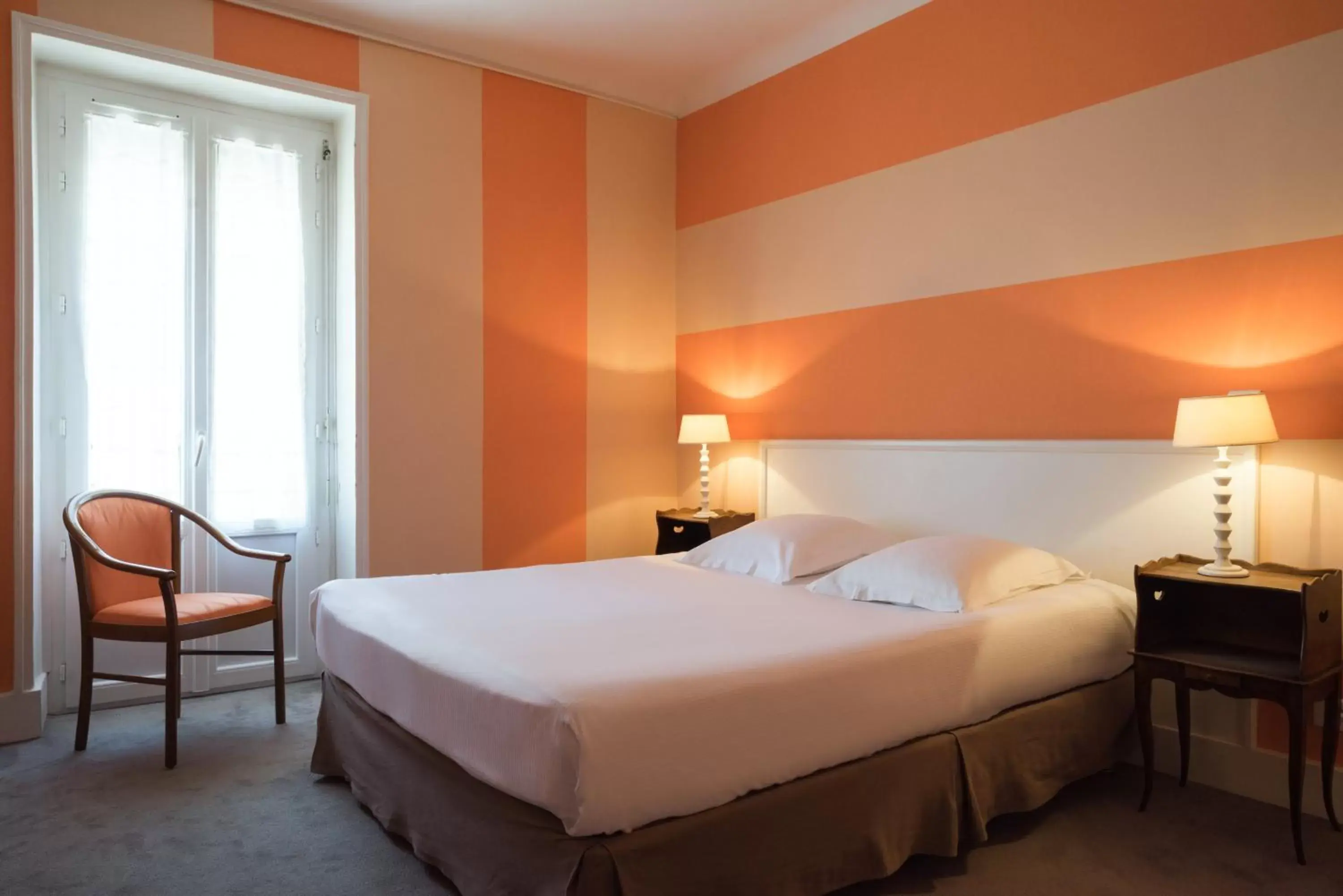 Photo of the whole room, Bed in The Originals Boutique, Hôtel Terminus, Bourg-en-Bresse Gare (Qualys-Hotel)