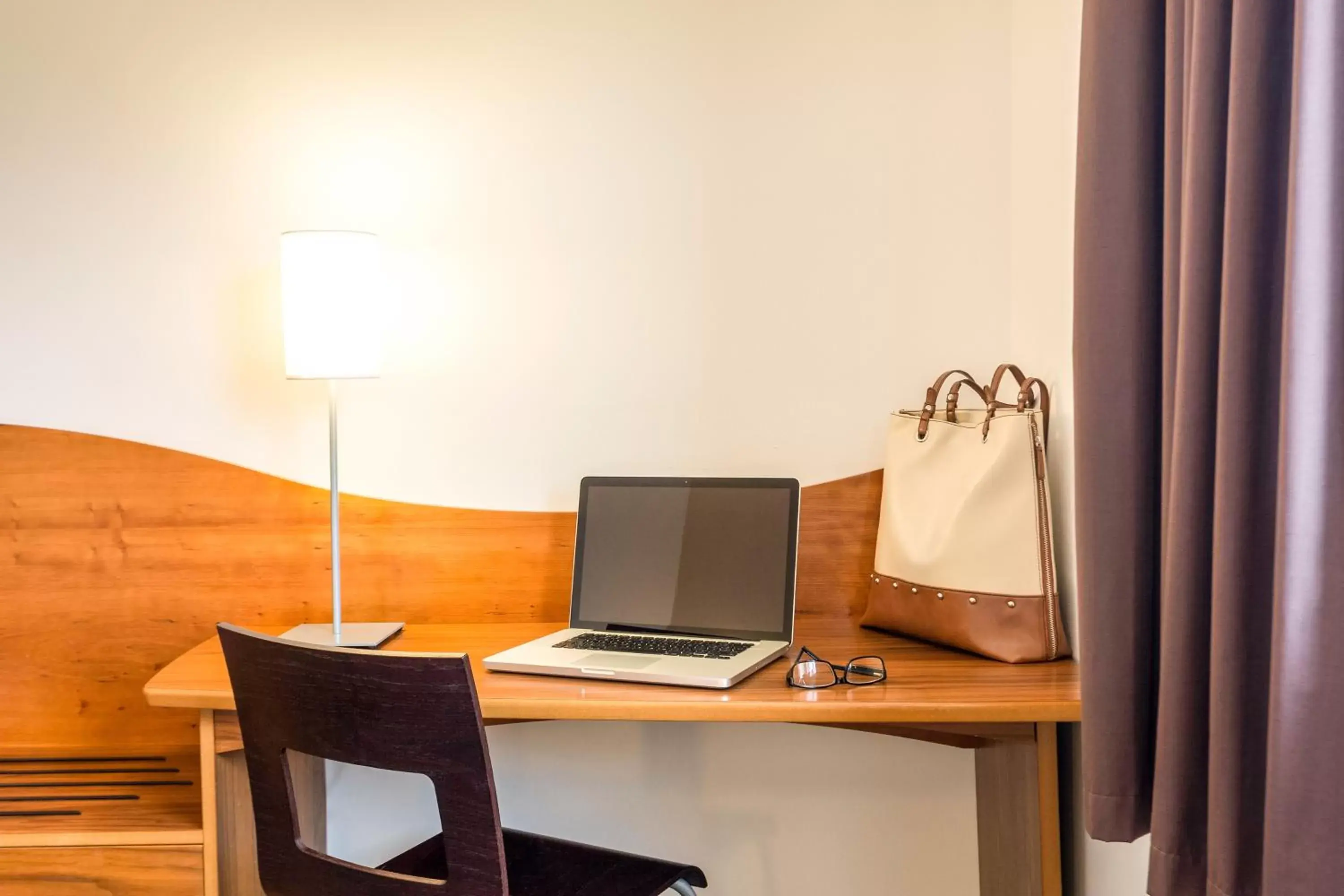 Seating area, TV/Entertainment Center in ibis Hotel Northampton Centre