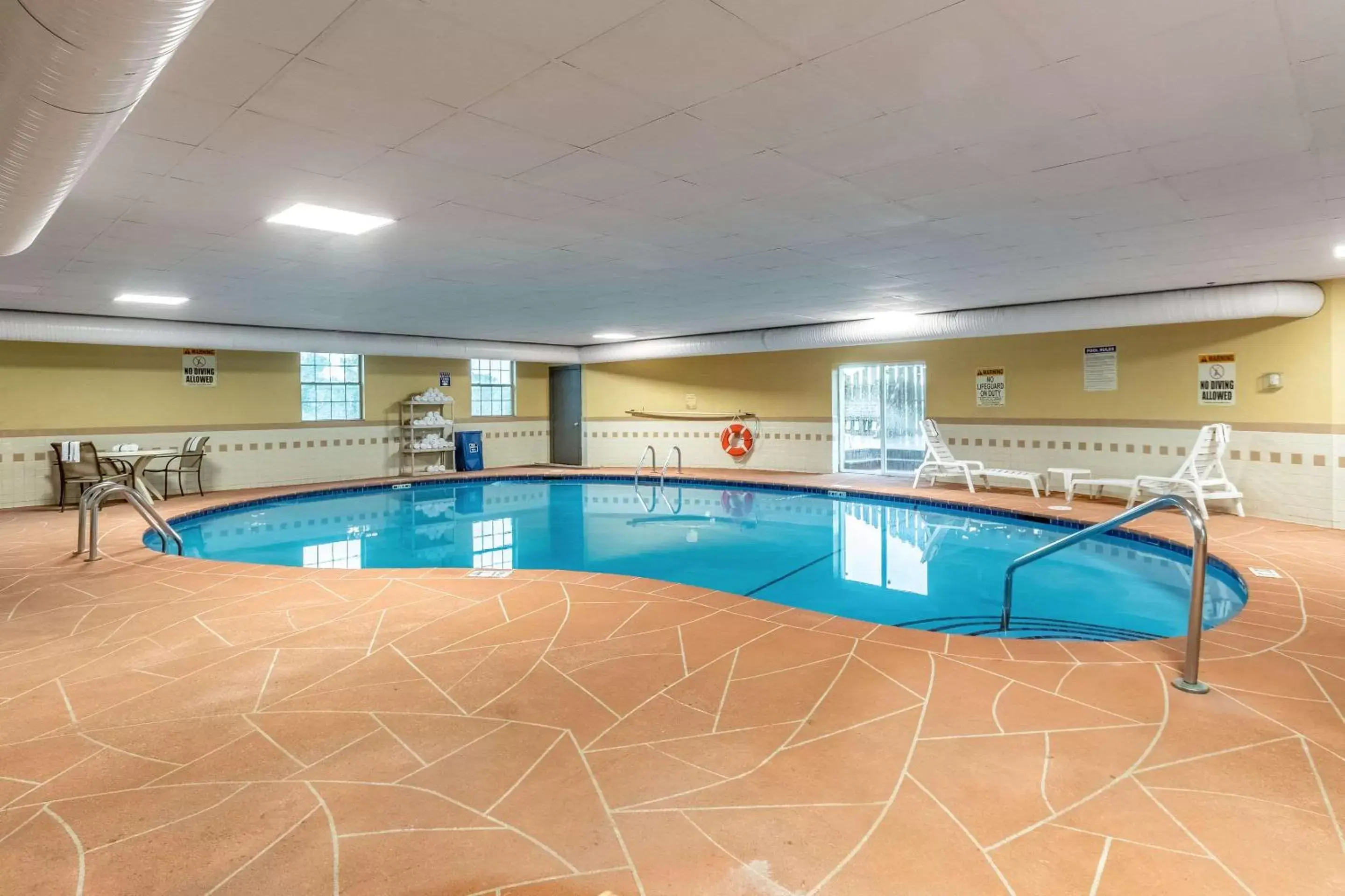 Swimming Pool in Quality Inn Newton at I-80