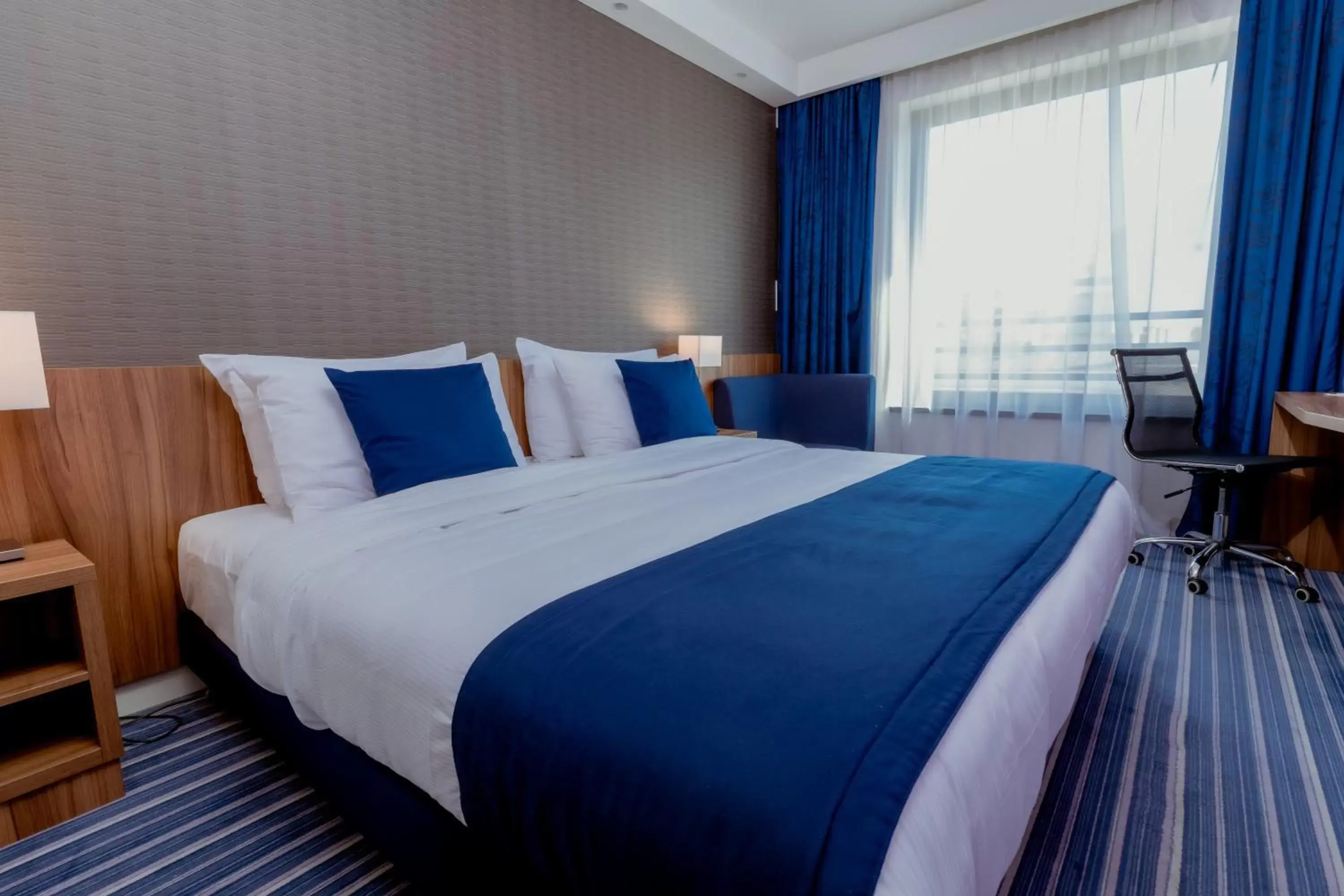 Property building, Bed in Holiday Inn Express Belgrade - City, an IHG Hotel