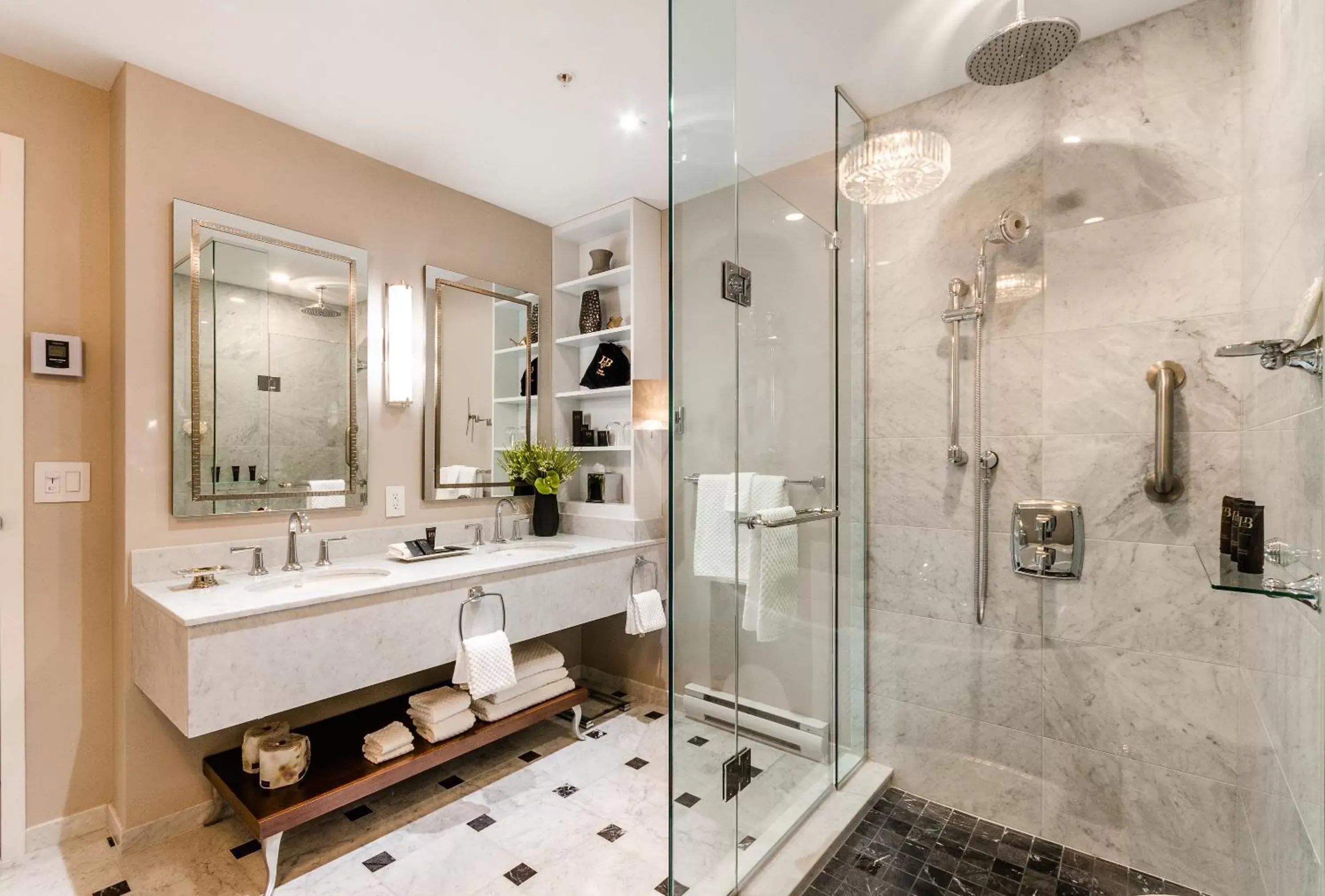 Shower, Bathroom in Hôtel Birks Montréal