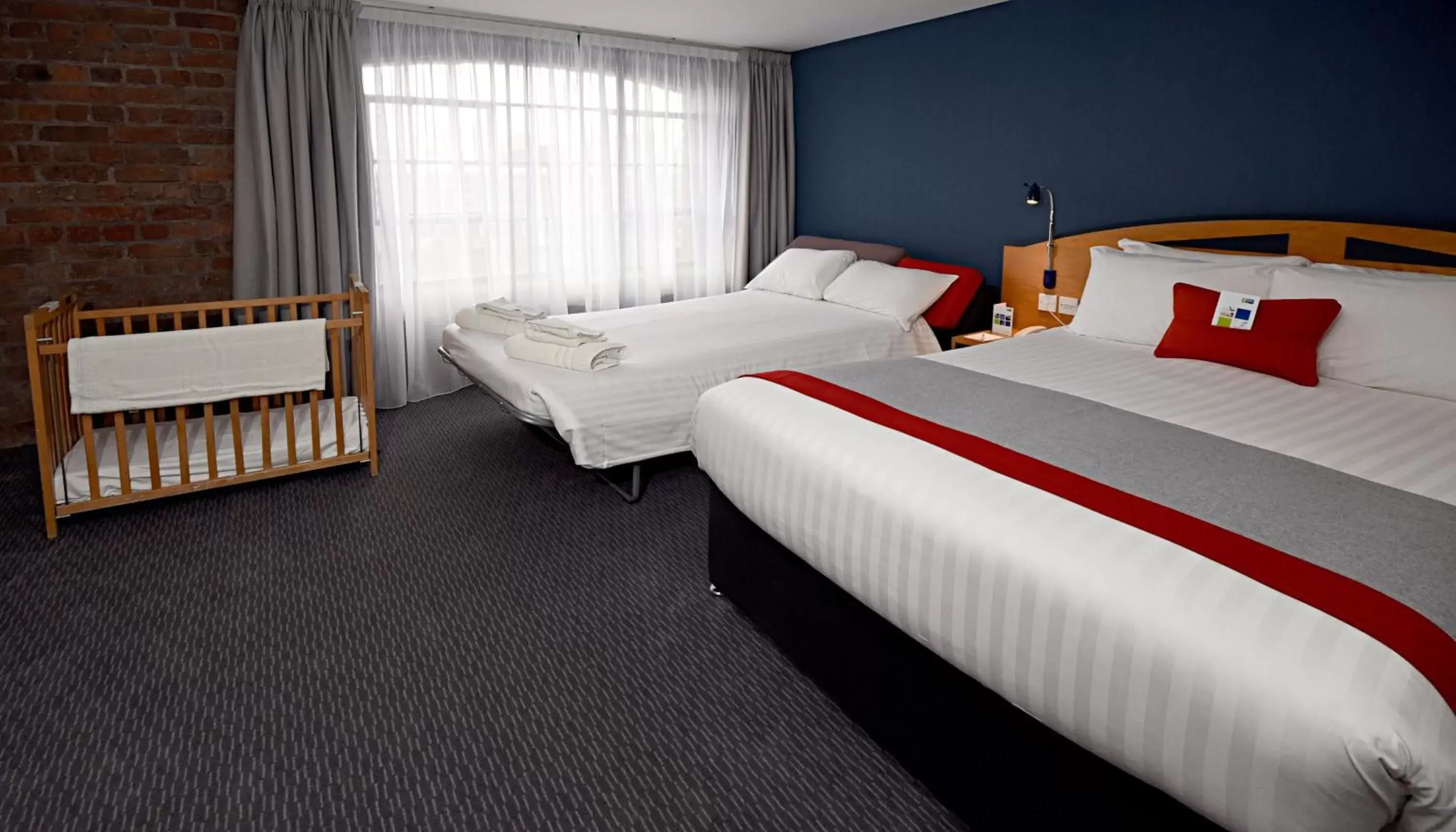 Photo of the whole room, Bed in Holiday Inn Express Liverpool-Albert Dock, an IHG Hotel