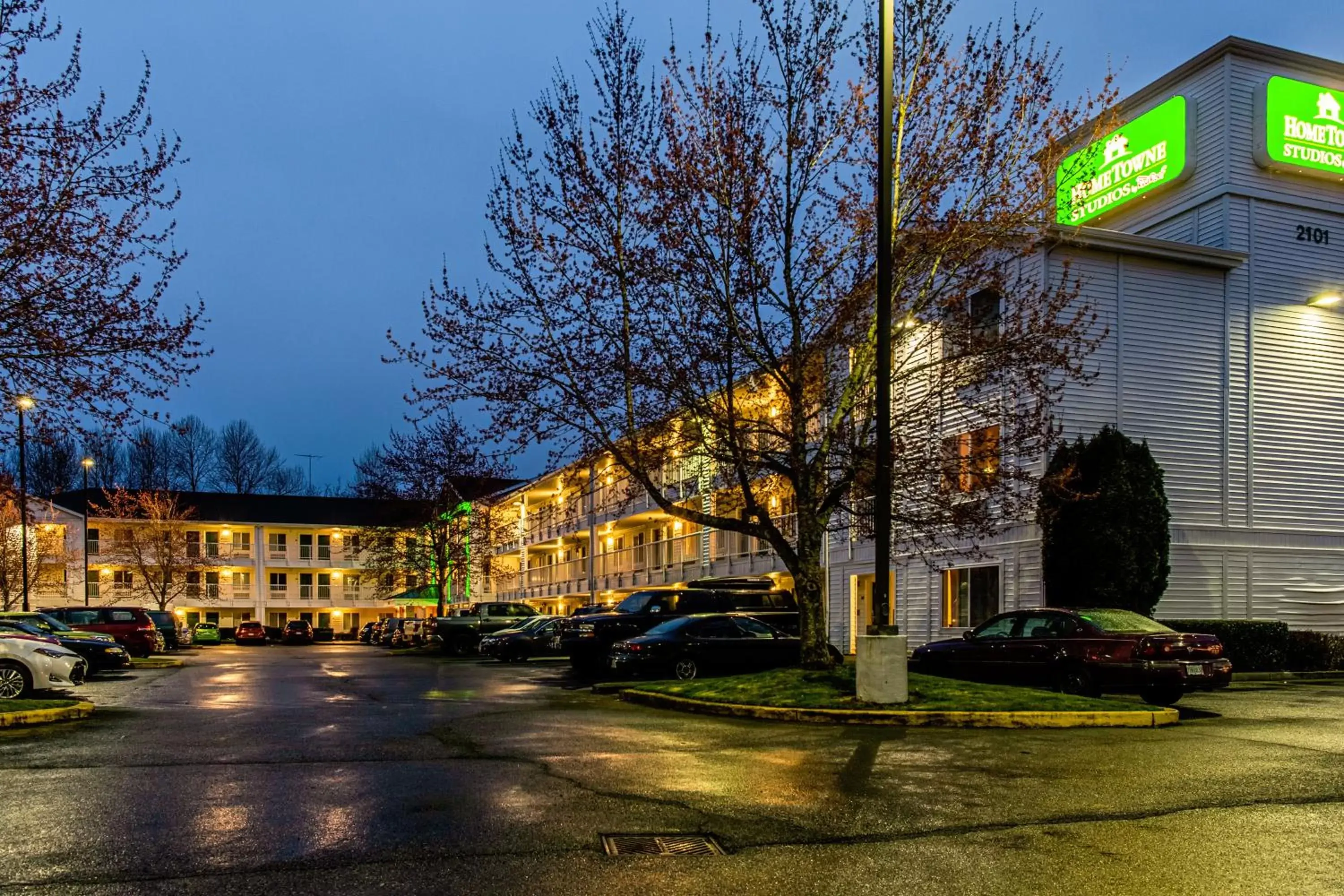 Property Building in HomeTowne Studios by Red Roof Tacoma - Puyallup