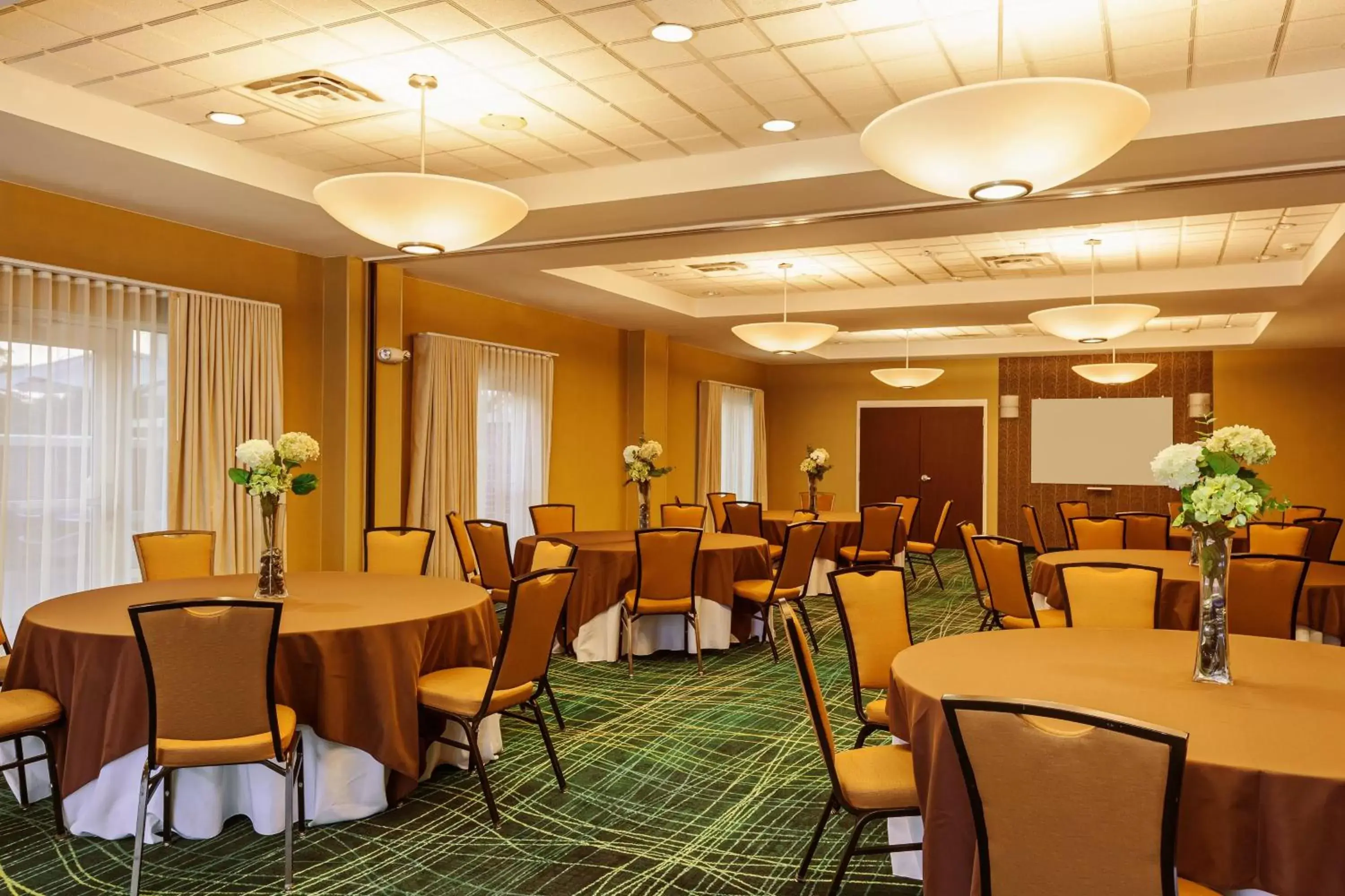 Meeting/conference room, Restaurant/Places to Eat in SpringHill Suites Charlotte Lake Norman/Mooresville