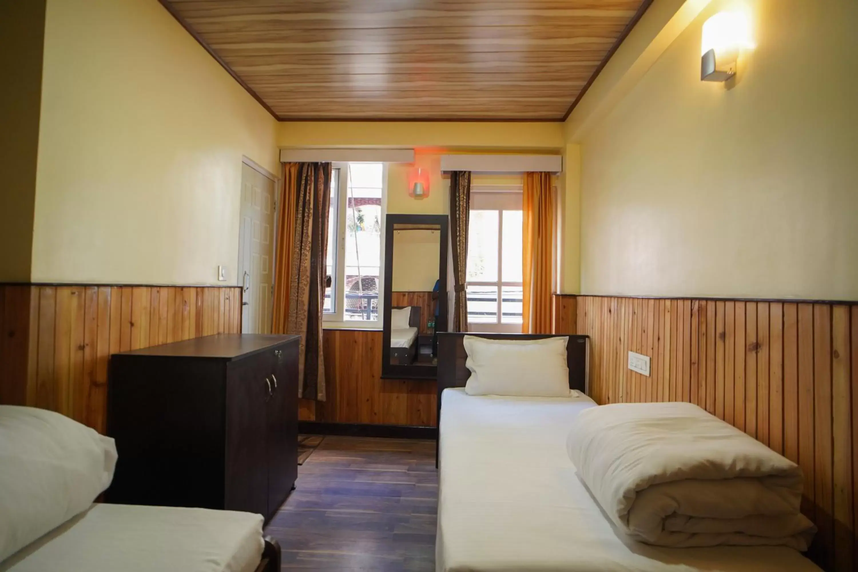 Property building, Bed in Hotel Hill Queen near Sherpa Gumba Darjeeling Mall 5 Min Couple Friendly Property building, Bed in Hotel Hill Queen near Sherpa Gumba Darjeeling Mall 5 Min Couple Friendly