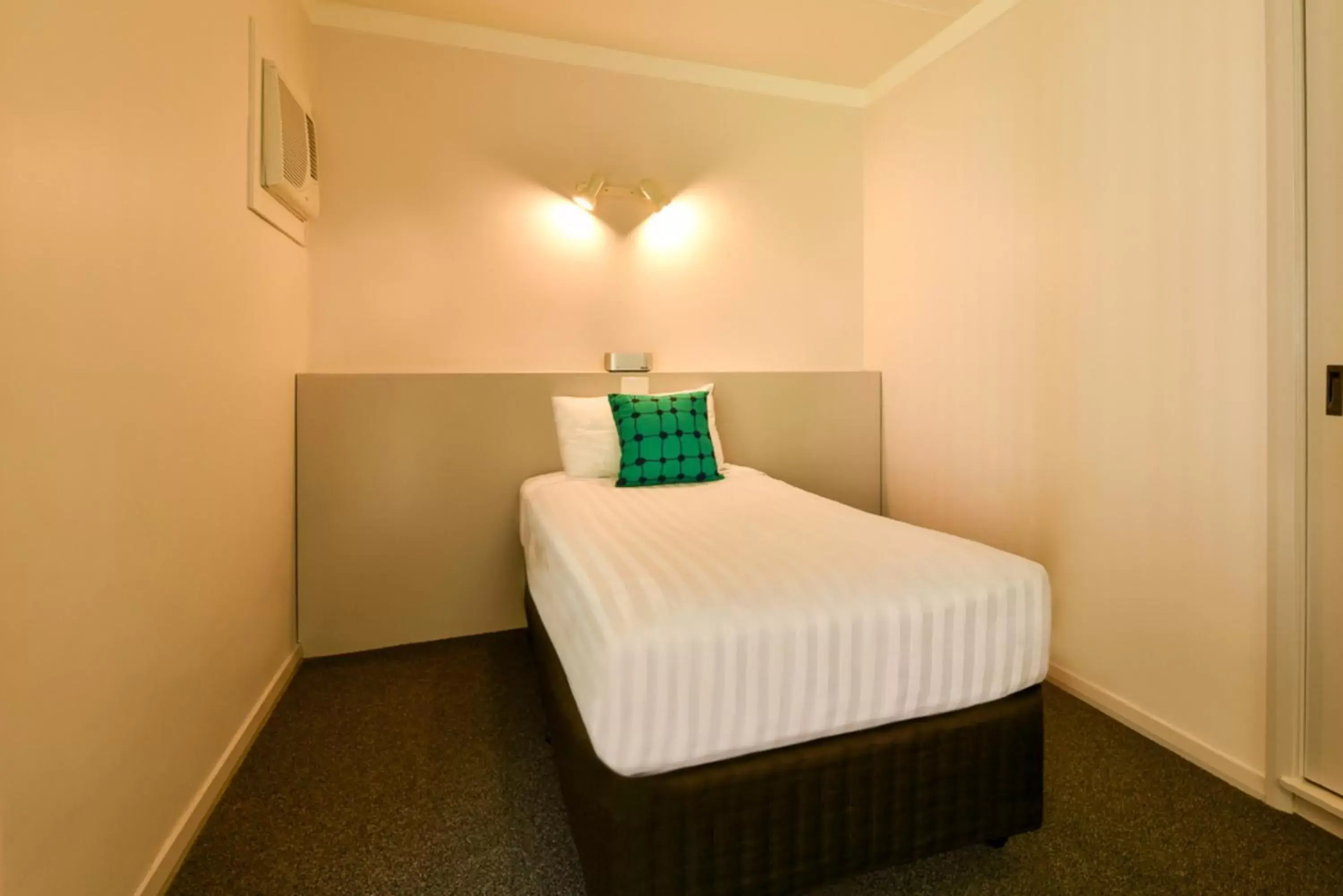 Photo of the whole room, Bed in Sanno Marracoonda Perth Airport Hotel
