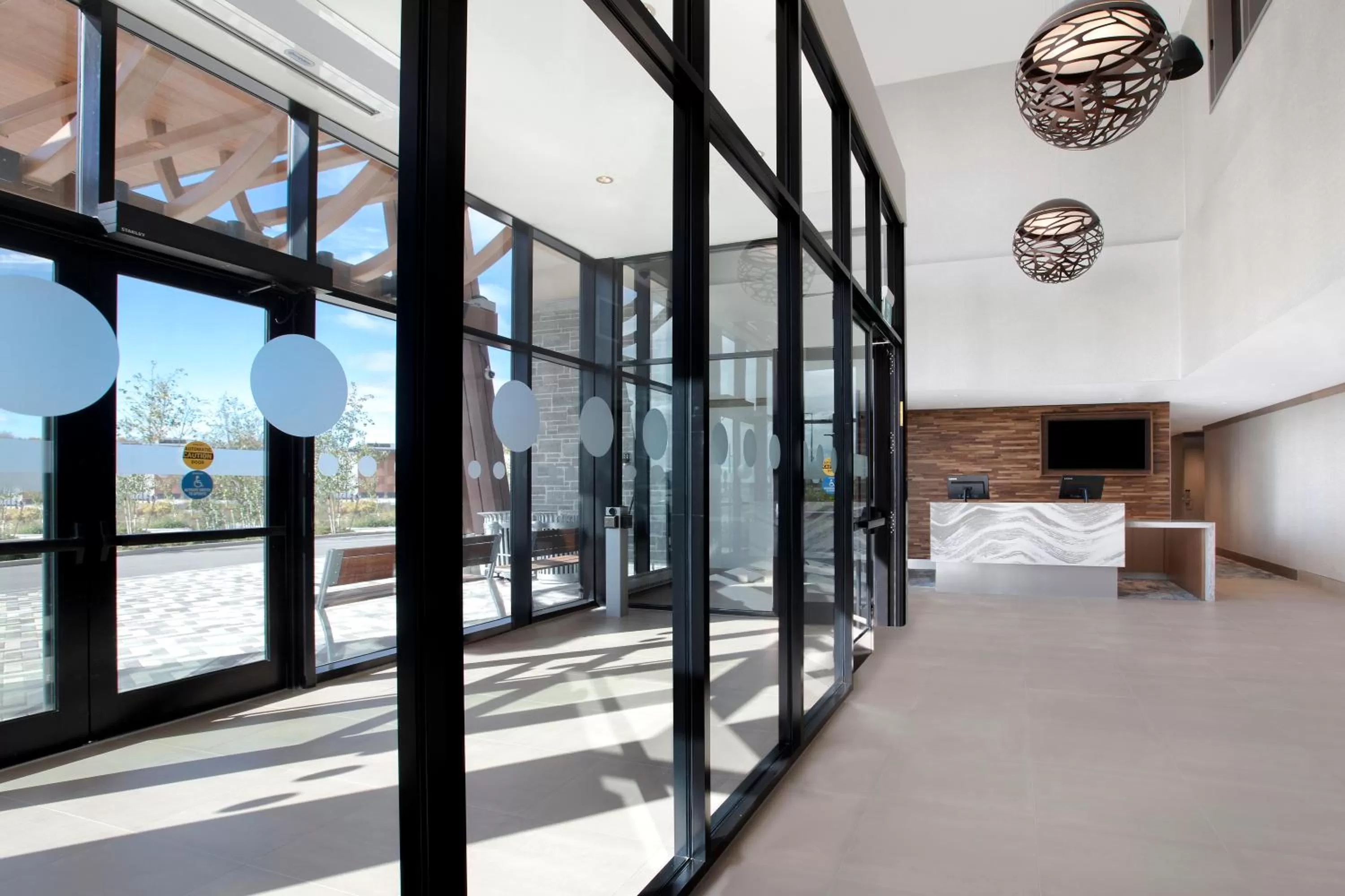 Facade/entrance, Bed in Great Blue Heron Hotel