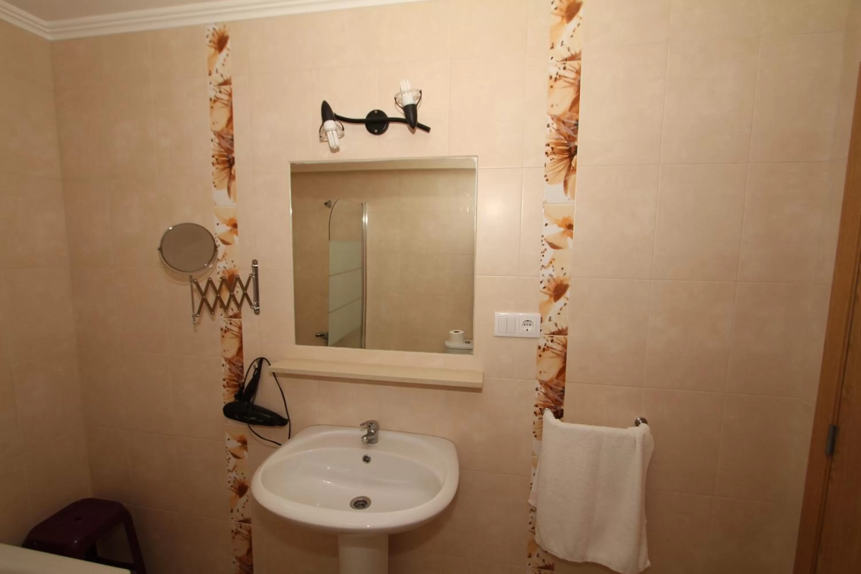 Bathroom in Costa & Isaias Apartamentos