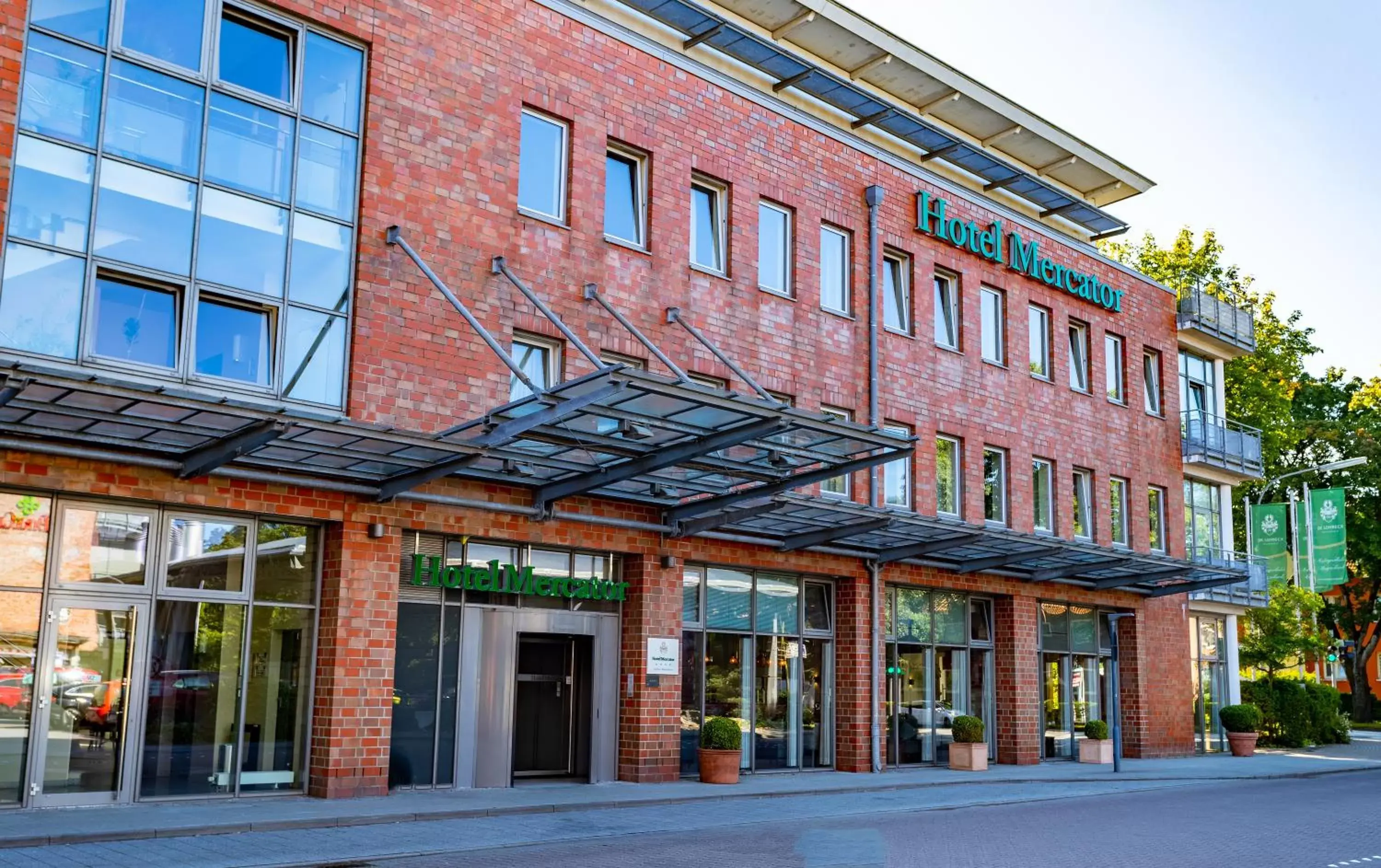 Facade/entrance, Property Building in Hotel Mercator Itzehoe-Klosterforst