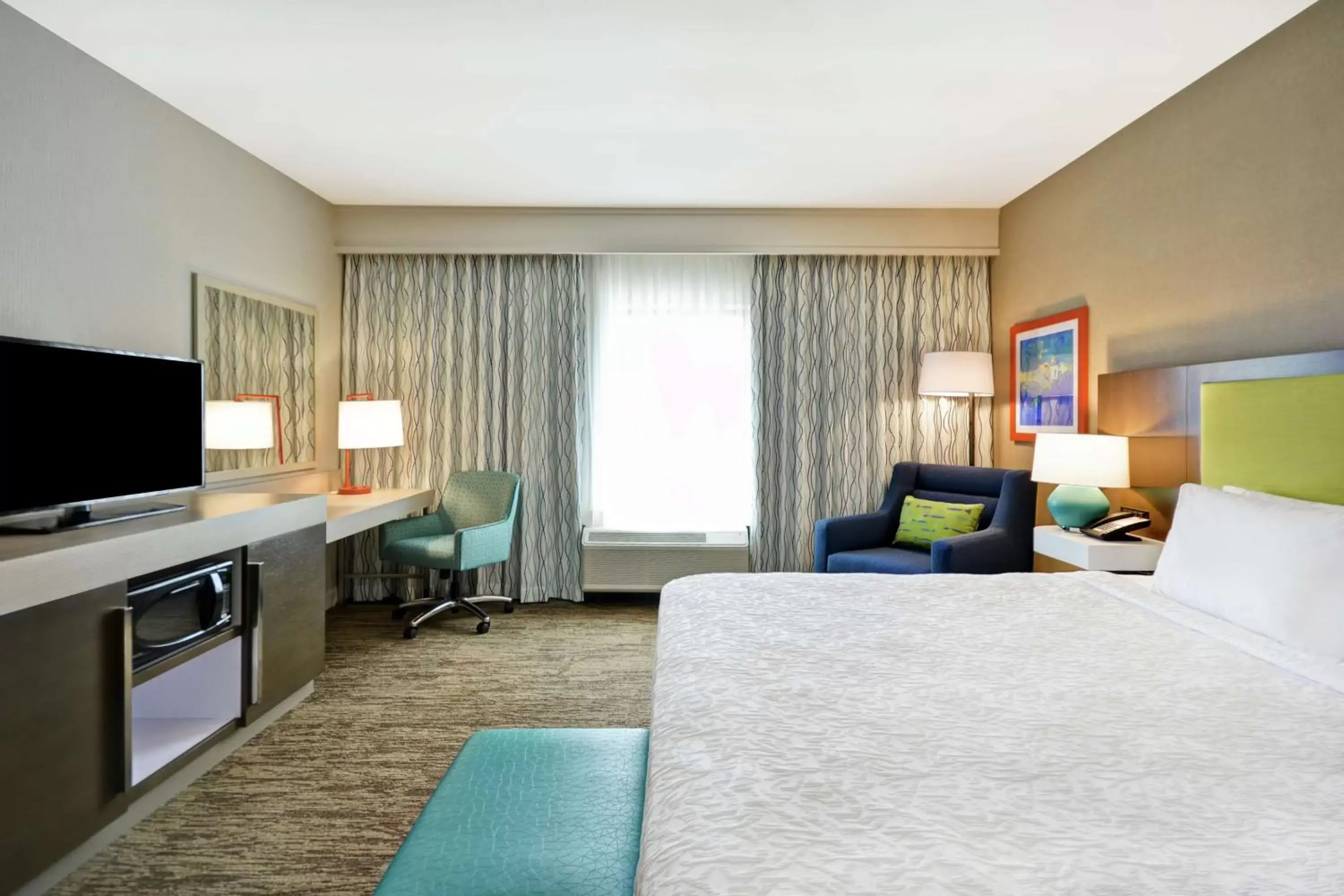 Bedroom, TV/Entertainment Center in Hampton Inn Suites Grants Pass
