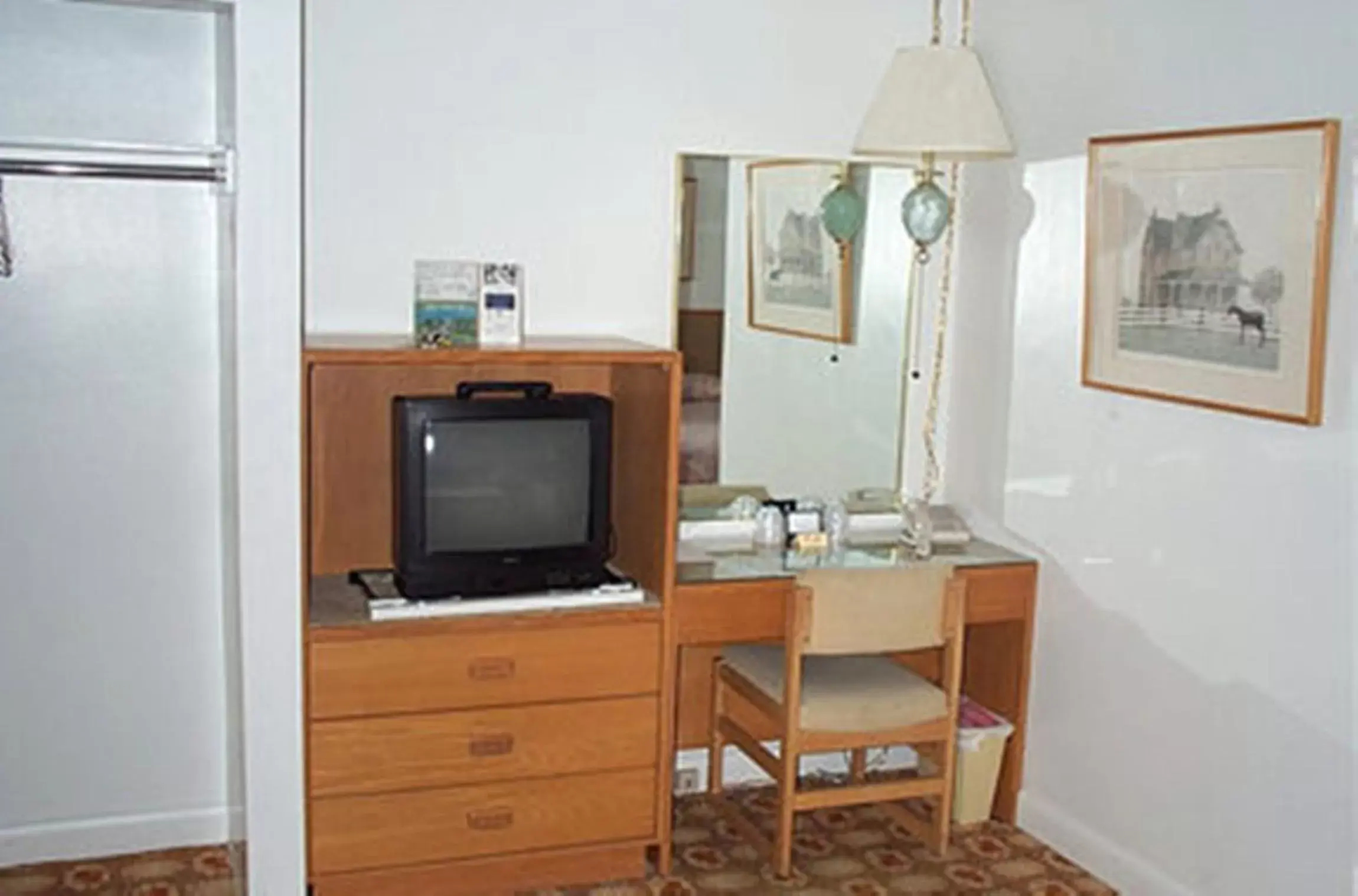 Photo of the whole room, TV/Entertainment Center in Johnstown Motel