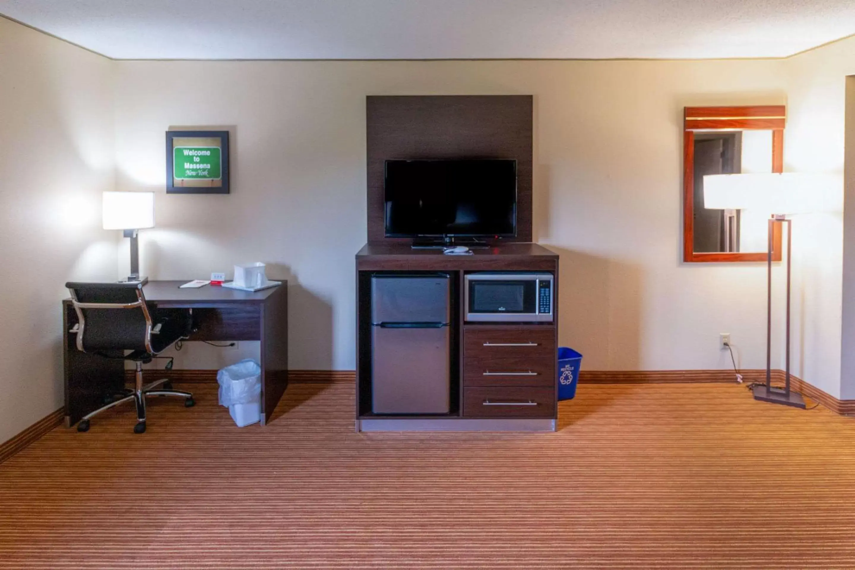 Bedroom, TV/Entertainment Center in Econo Lodge Massena Hwy 37