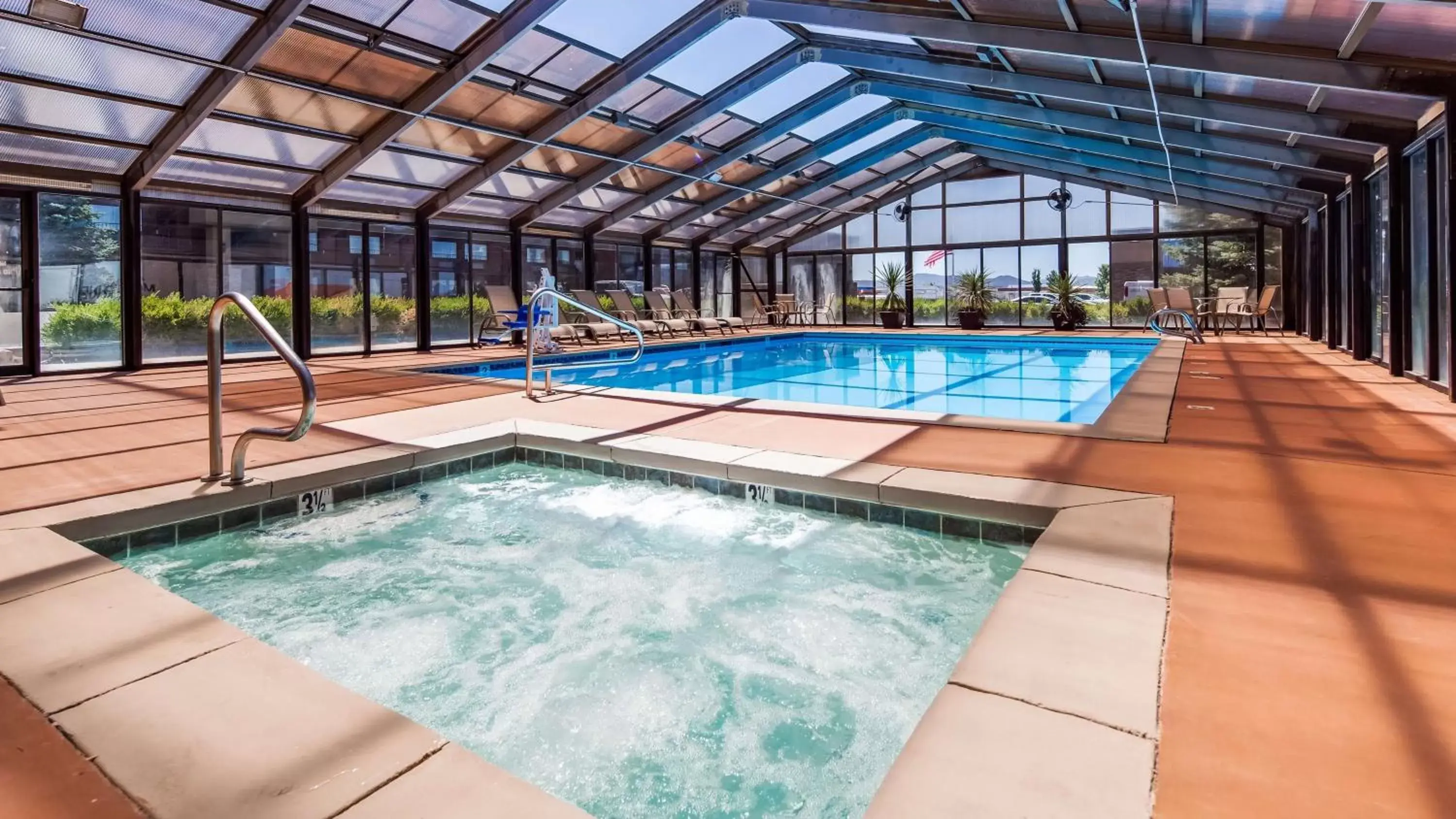 Hot Tub, Swimming Pool in Best Western Paradise Inn