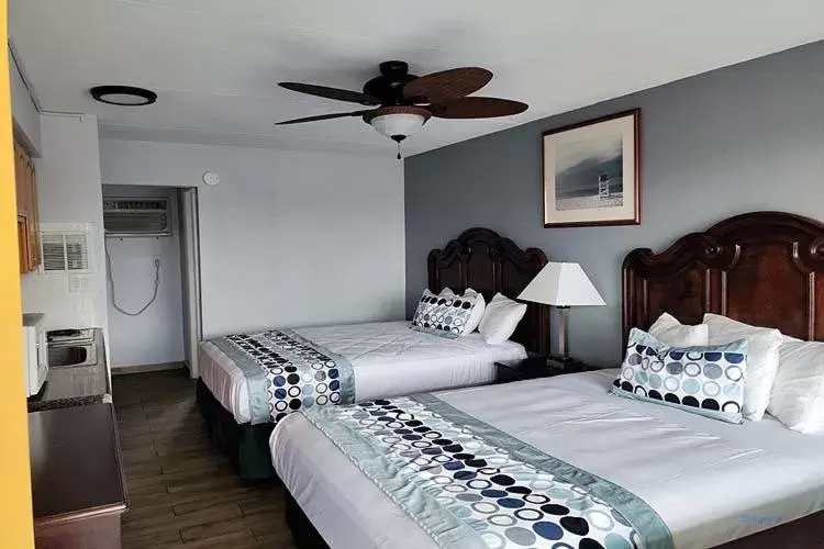 Bedroom, Bed in Sunset Beach Hotel